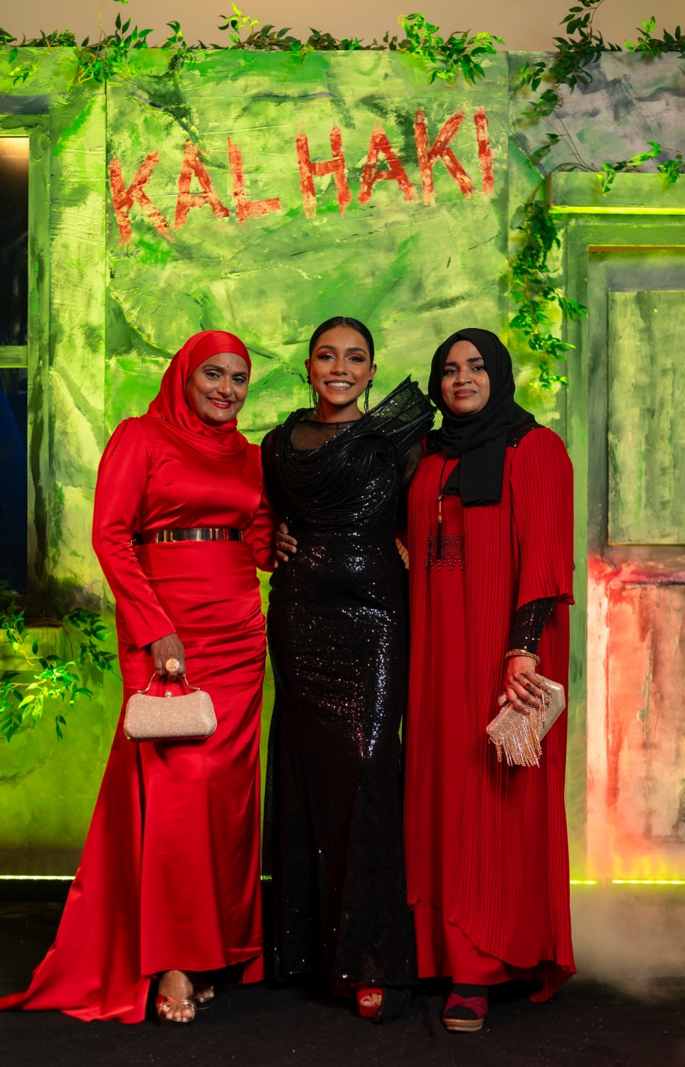 "ކަޅަކި"ގެ ރެޑްކާޕެޓްގައި ފިލްމީ ތަރި، ޝީރީން އަބްދުލްވާހިދު އާއި ވާޝިއާ މުހައްމަދު އަދި ޝީލާ ނަޖީބް.-- ފޮޓޯ: ކަޅަކި ފޭސްބުކް ޕޭޖު