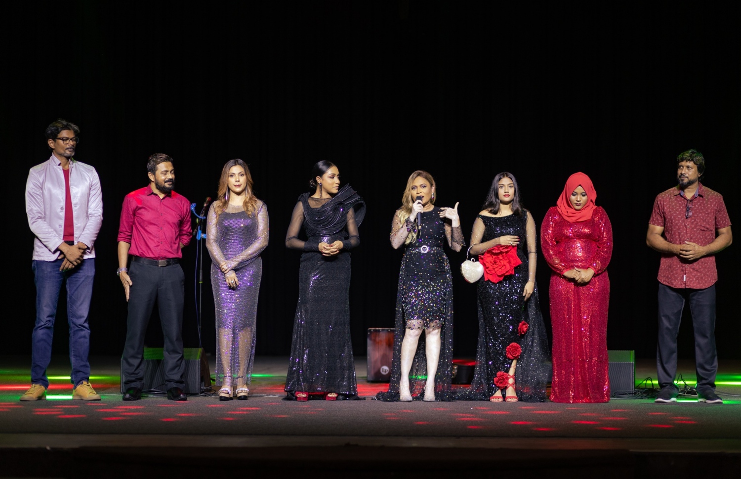 "ކަޅަކި"ގެ ޕްރިމިއާ އިވެންޓުގައި އެ ފިލްމުގެ ކާސްޓުގައި ހިމެނޭ ތަރިން ސްޓޭޖުމަތީގައި.-- ފޮޓޯ: ކަޅަކި ފޭސްބުކް ޕޭޖު