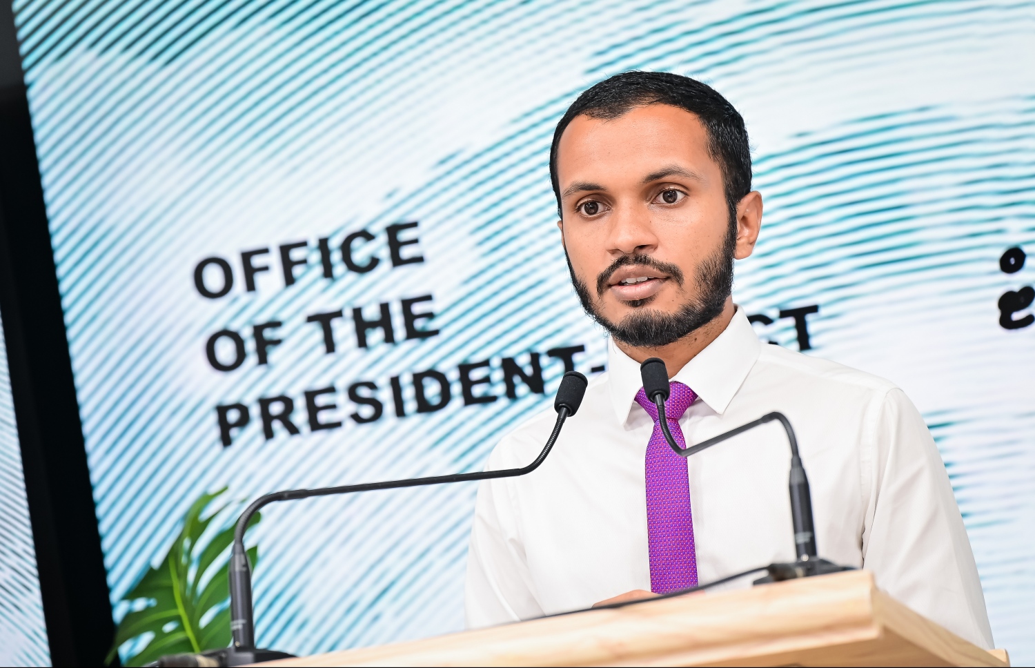 އިންތިގާލީ މަރުހަލާގެ ތަރުޖަމާން ފިރުޒުލް މިއަދު ނޫސްވެރިންނާ ވާހަކަ ދައްކަވަނީ.---ފޮޓޯ: ނިޝާން އަލީ| މިހާރު