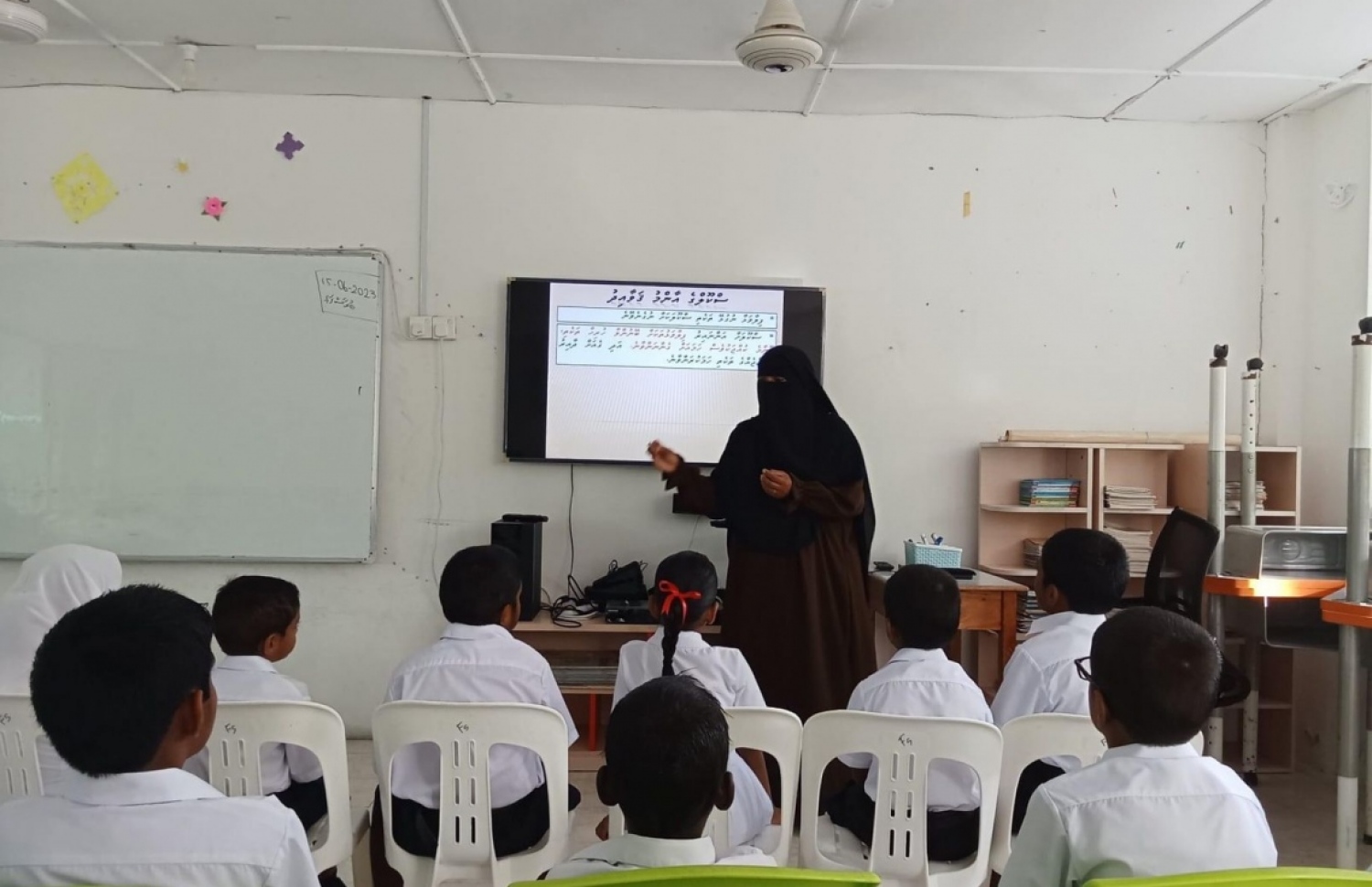 ބ. ފުޅަދޫ ސްކޫލުގައި ކިޔަވައިދެނީ: އާބާދީ މަދު ރަށްރަށުގައި އެޑިޔުކޭޝަން މިނިސްޓްރީން ސެޓްލައިޓް ސްކޫލު ފެށީ މިދިޔަ އަހަރު.-- ފޮޓޯ: ފުޅަދޫ ސްކޫލު