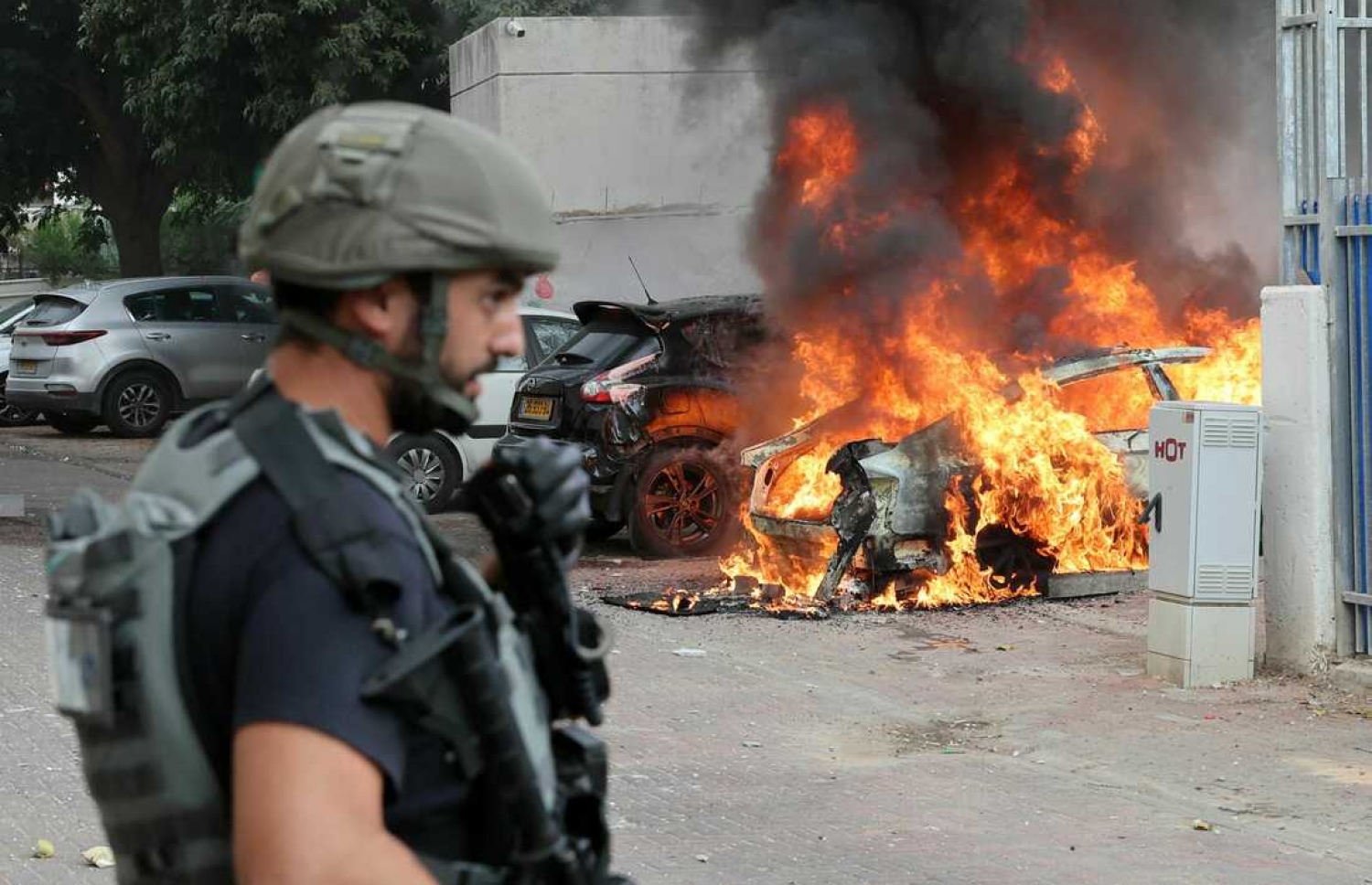 ރޮކެޓު ހަމަލާގައި ގާޒާގެ ކާރެއްގައި ރޯވެ އަނދަމުންދާއިރު އިޒްރޭލު ސިފައިންގެ މީހަކު އެތާ ކައިރީގައި މަޑުކޮށްގެން: ކޮންމެ ހަމަލާ އަކަށް ރަހީނަކު މަރާނެ ކަމަށް ހަމާސް އިން ބުނޭ.-- ފޮޓޯ: އޭއެފްޕީ