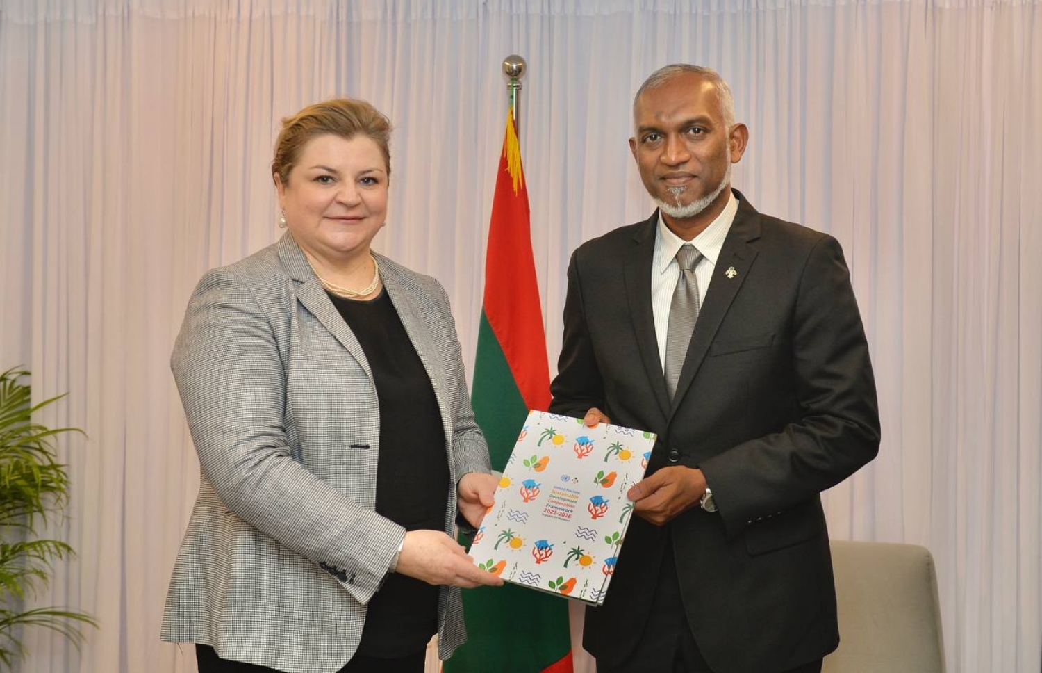 އިންތިހާބީ ރައީސް، އޮސްޓްރޭލިއާ ސަރުކާރުން ރާއްޖެއަށް މިހާރު ކަނޑައަޅުއްވާފައި ހުންނަވާ ސަފީރުއާ އެކު ބޭއްވި ބައްދަލުވުން.-- ފޮޓޯ: އިންތިހާބީ ރައީސްގެ އޮފީސް