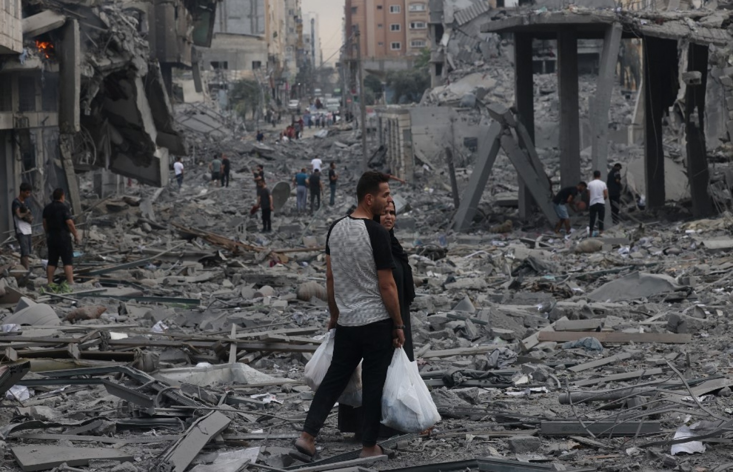 އިޒްރޭލުން ގާޒާ އަށް ދިން ވައިގެ ހަމަލާގައި ގެތަކެއް ބިމާ ހަމަވެފައިވާއިރު، ފަލަސްތީނު ރައްޔިތަކު ވިޔަފާރި ކުރަމަށްފަހު ކޮތަޅެއްގެ ސާމާނުތަކަކާއެކު.-- ފޮޓޯ: އޭއެފްޕީ