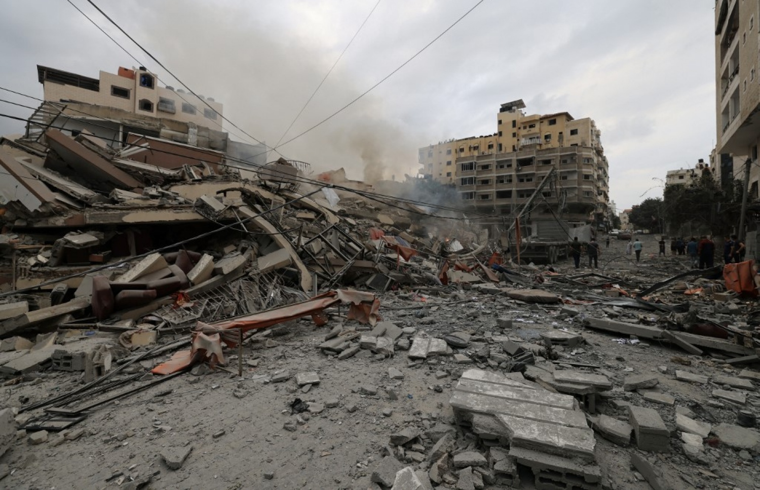 އިޒްރޭލުން ގާޒާ އަށް ދިން ވައިގެ ހަމަލާގައި ގެތަކެއް ބިމާ ހަމަވެފައި.-- ފޮޓޯ: އޭއެފްޕީ