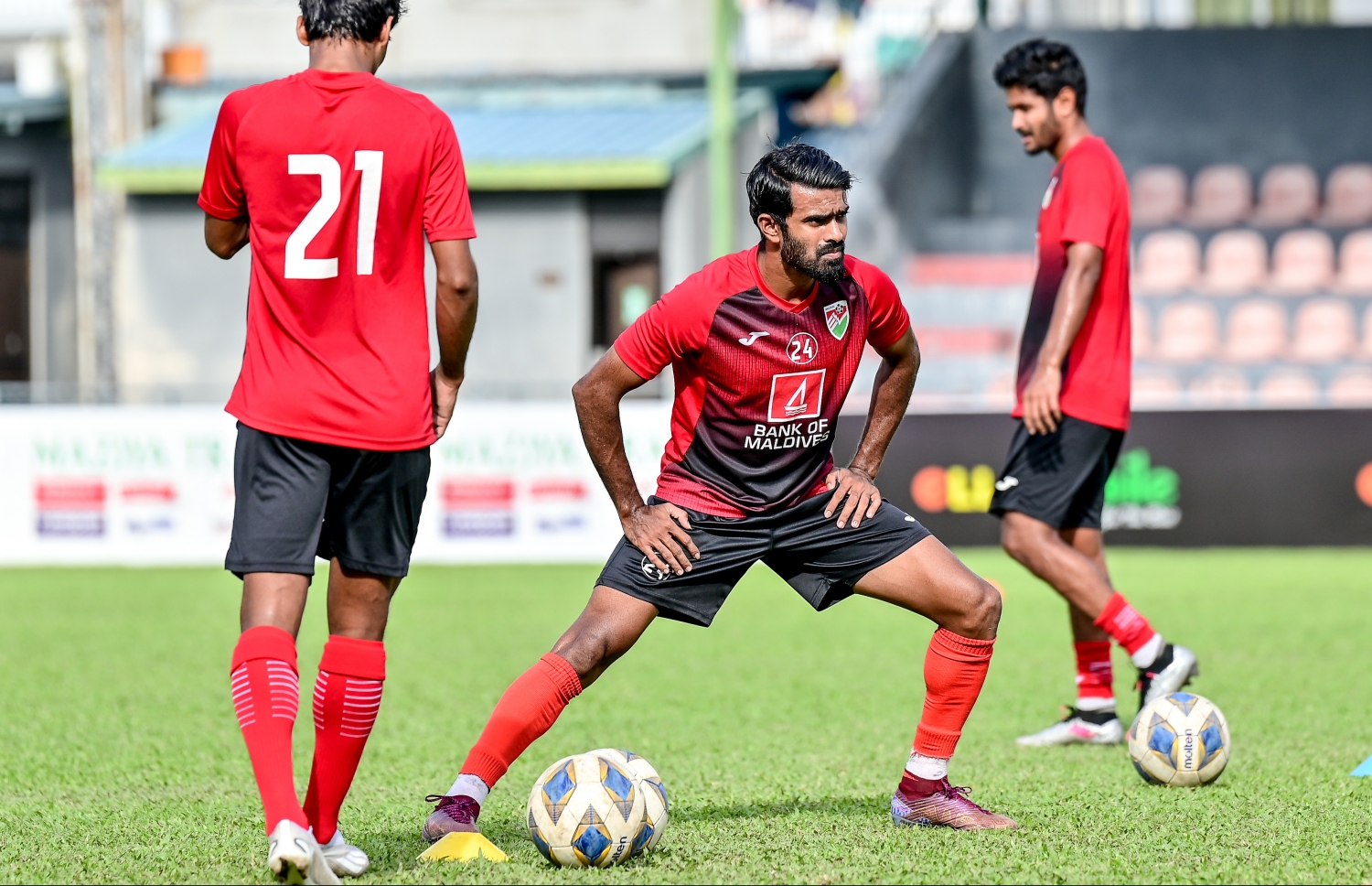 ބަންގްލަދޭޝް މެޗަށް ތައްޔާރުވާން ކުރިއަށް ގެންދިޔަ ރާއްޖޭގެ ޓީމުގެ ފަރިތަކުރުންތަކުގެ ތެރެއިން.-- ފޮޓޯ: ނިޝާން އަލީ/ މިހާރު