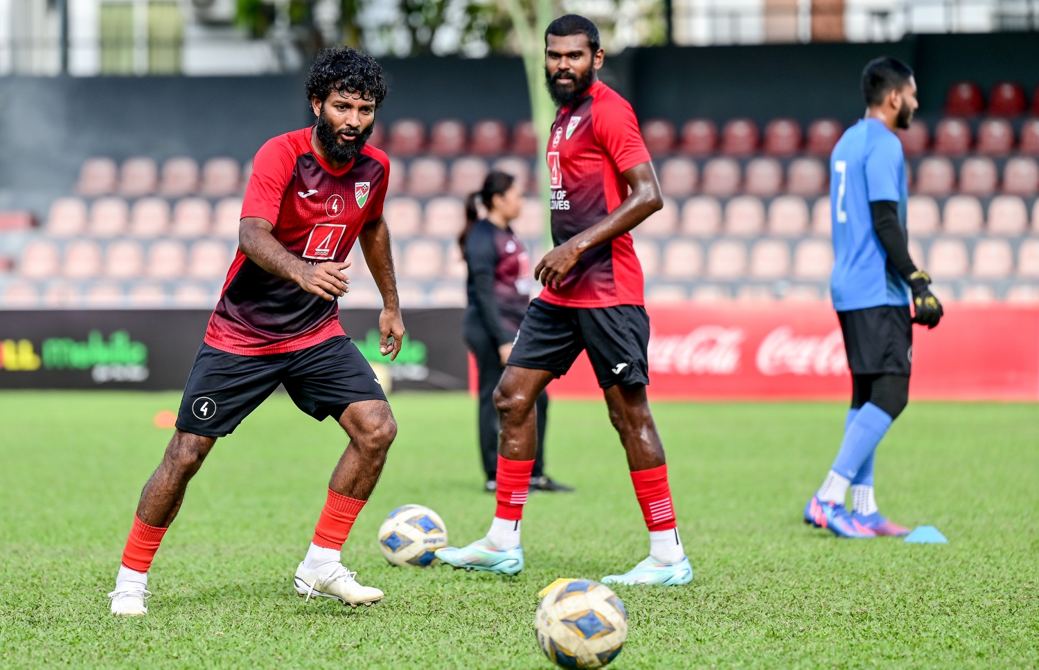 ބަންގްލަދޭޝް މެޗަށް ތައްޔާރުވާން ކުރިއަށް ގެންދިޔަ ރާއްޖޭގެ ޓީމުގެ ފަރިތަކުރުންތަކުގެ ތެރެއިން.-- ފޮޓޯ: ނިޝާން އަލީ/ މިހާރު