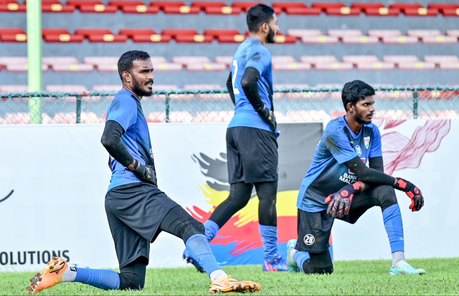 ބަންގްލަދޭޝް މެޗަށް ތައްޔާރުވާން ކުރިއަށް ގެންދިޔަ ރާއްޖޭގެ ޓީމުގެ ފަރިތަކުރުންތަކުގެ ތެރެއިން.-- ފޮޓޯ: ނިޝާން އަލީ/ މިހާރު