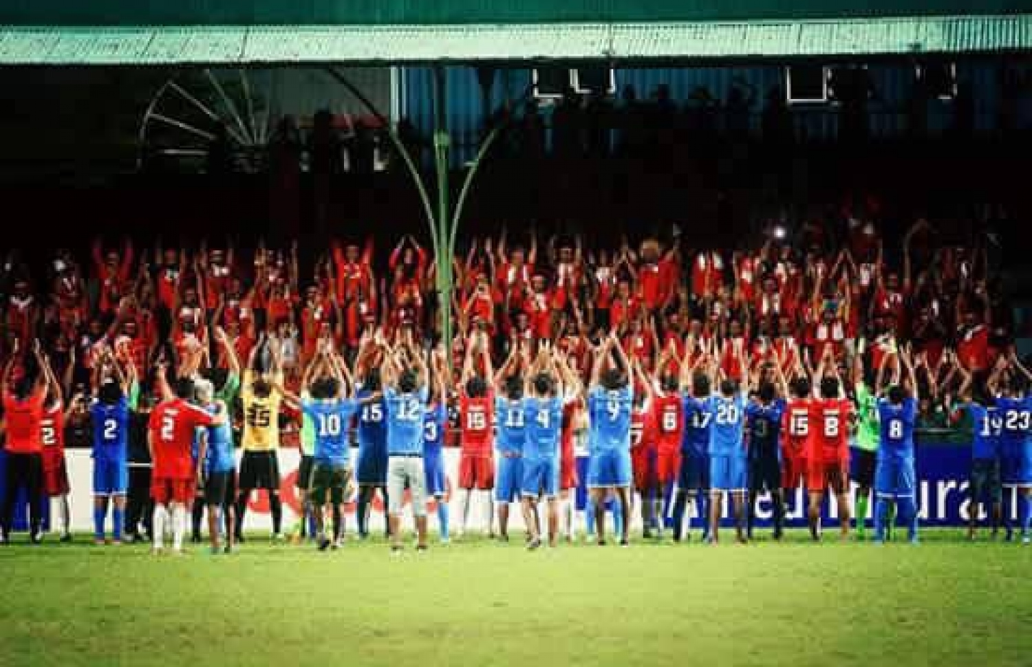 ބަންގްލަދޭޝްއާ ދެކޮޅަށް 2016 ގައި މާލޭގައި ކުޅުނު މެޗުގައި ކުޅުދުއްފުށިން އައި ސަޕޯޓަރުންނަށް ގައުމީ ޓީމުގެ ކުޅުންތެރިން ޝުކުރު އަދާކުރަނީ: މާދަމާ ބަންގްލަދޭޝްއާ ދެކޮޅަށް ކުޅޭ މެޗު ޕްރޮމޯޓްކުރުމުގައި އެފްއޭއެމުން އެކަށީގެންވާ މަސައްކަތެއް ނުކުރޭ