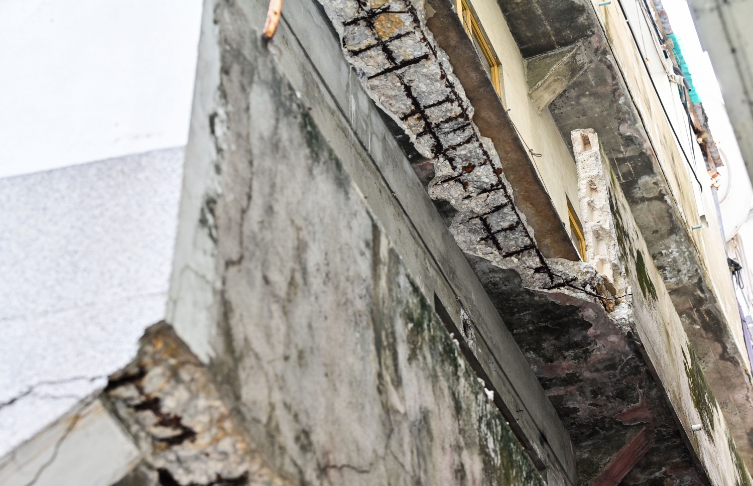 މ. ސުންބުލާގެ: ވަރަށް ބާވެފައި ހުރި އެ އިމާރާތުގެ ބައެއް ރޭ ވަނީ ވެއްޓިފައި.-- ފޮޓޯ: ފަޔާޒް މޫސާ | މިހާރު