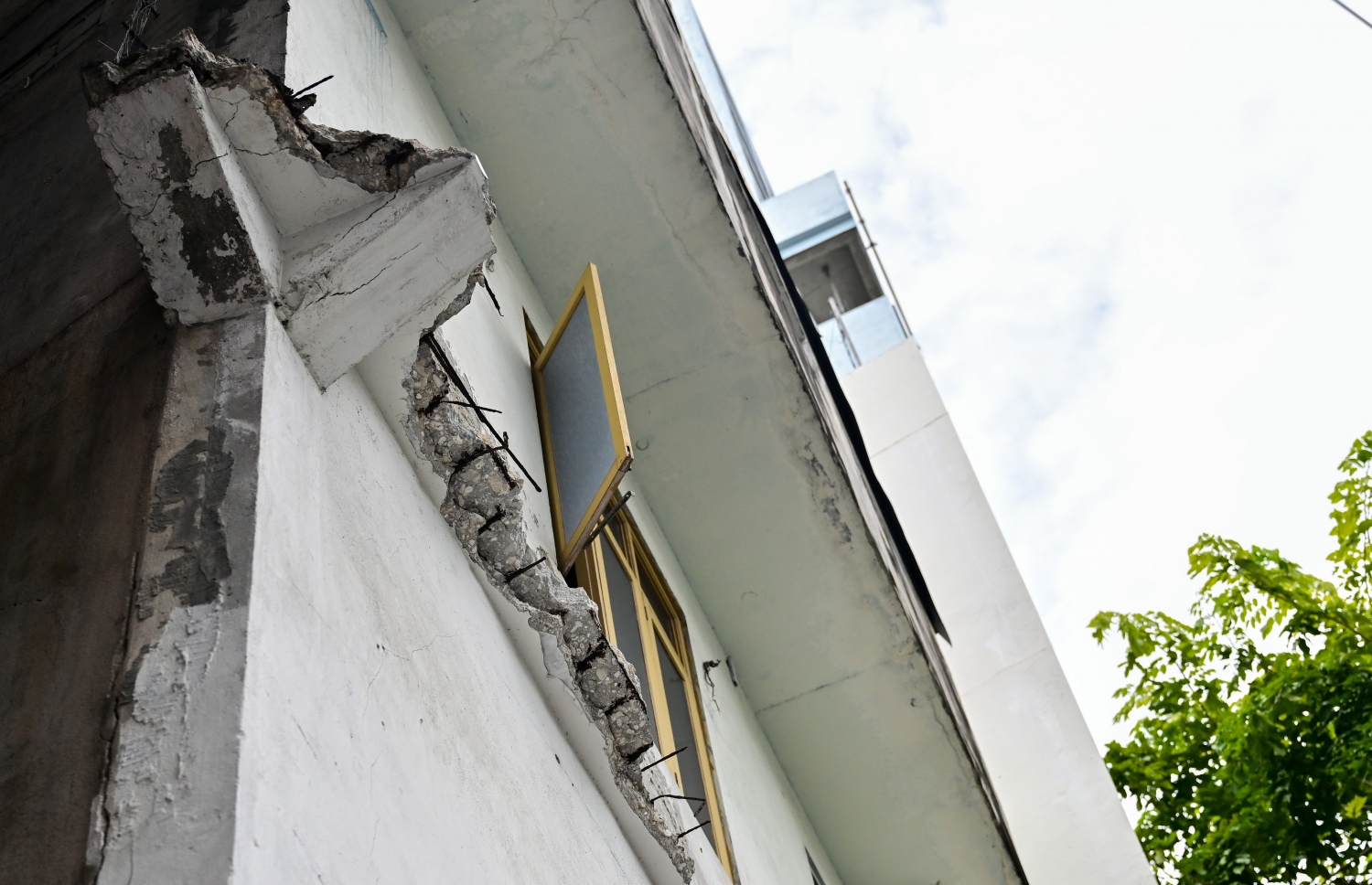 މ. ސުންބުލާގެ: ވަރަށް ބާވެފައި ހުރި އެ އިމާރާތުގެ ބައެއް ރޭ ވަނީ ވެއްޓިފައި.-- ފޮޓޯ: ފަޔާޒް މޫސާ | މިހާރު