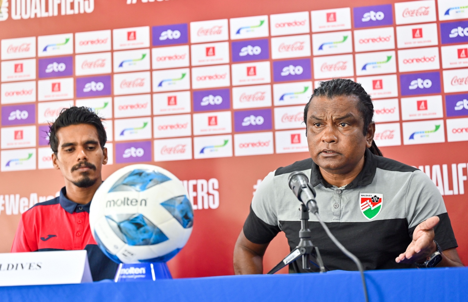 ގައުމީ ޓީމުގެ ކޯޗު އަލީ ސުޒޭނާއި މާޒިޔާގެ މިޑްފީލްޑާ ހުސައިން ނިހާން: ސުޒޭން ބުނީ މާޒިޔާގެ ތައްޔާރީތައް އެއީ ގައުމީ ޓީމަށް ބޮޑު އެޑްވާންޓޭޖެއް ކަމަށް --- ފޮޓޯ: ފަޔާޒު މޫސާ | މިހާރު