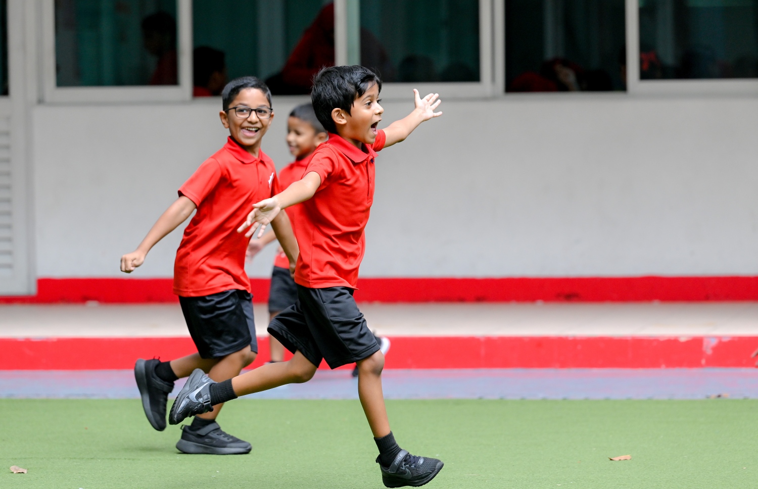 އިސްކަންދަރު ސްކޫލުގެ ގޯތިތެރޭގައި ދަރިވަރުންތަކެއް ކުޅެނީ.-- ފޮޓޯ: ނިޝާން އަލީ/ މިހާރު