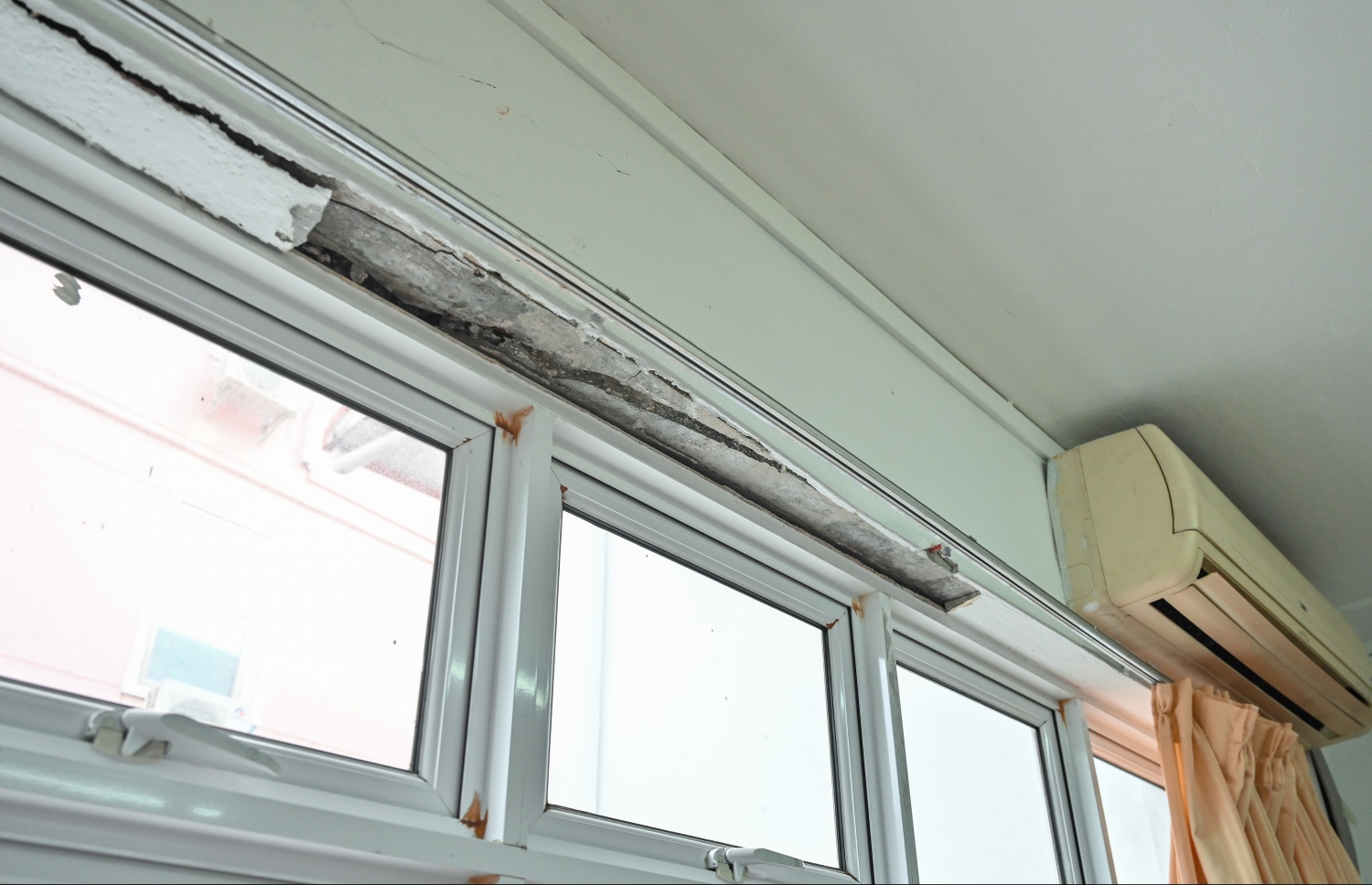 އިސްކަންދަރު ސްކޫލުގެ ކްލާސްރޫމަށް ލިބިފައި ހުރި ގެއްލުންތައް.-- ފޮޓޯ: ނިޝާން އަލީ/ މިހާރު