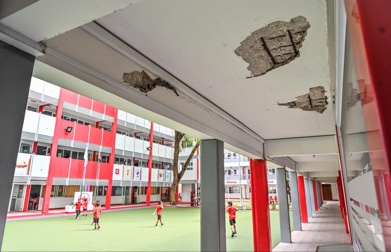 އިސްކަންދަރު ސްކޫލުގައި ޕްރިންސިޕަލާއި ޑެޕިއުޓީ ޕްރިންސިޕަލުން އަދި ސްކޫލު އޮފީސް ހިންގަމުން އައި އެ ސްކޫލުގެ އޭ ބްލޮކް އިމާރާތް ހުރި ހާލަތު.-- ފޮޓޯ: ނިޝާން އަލީ/ މިހާރު