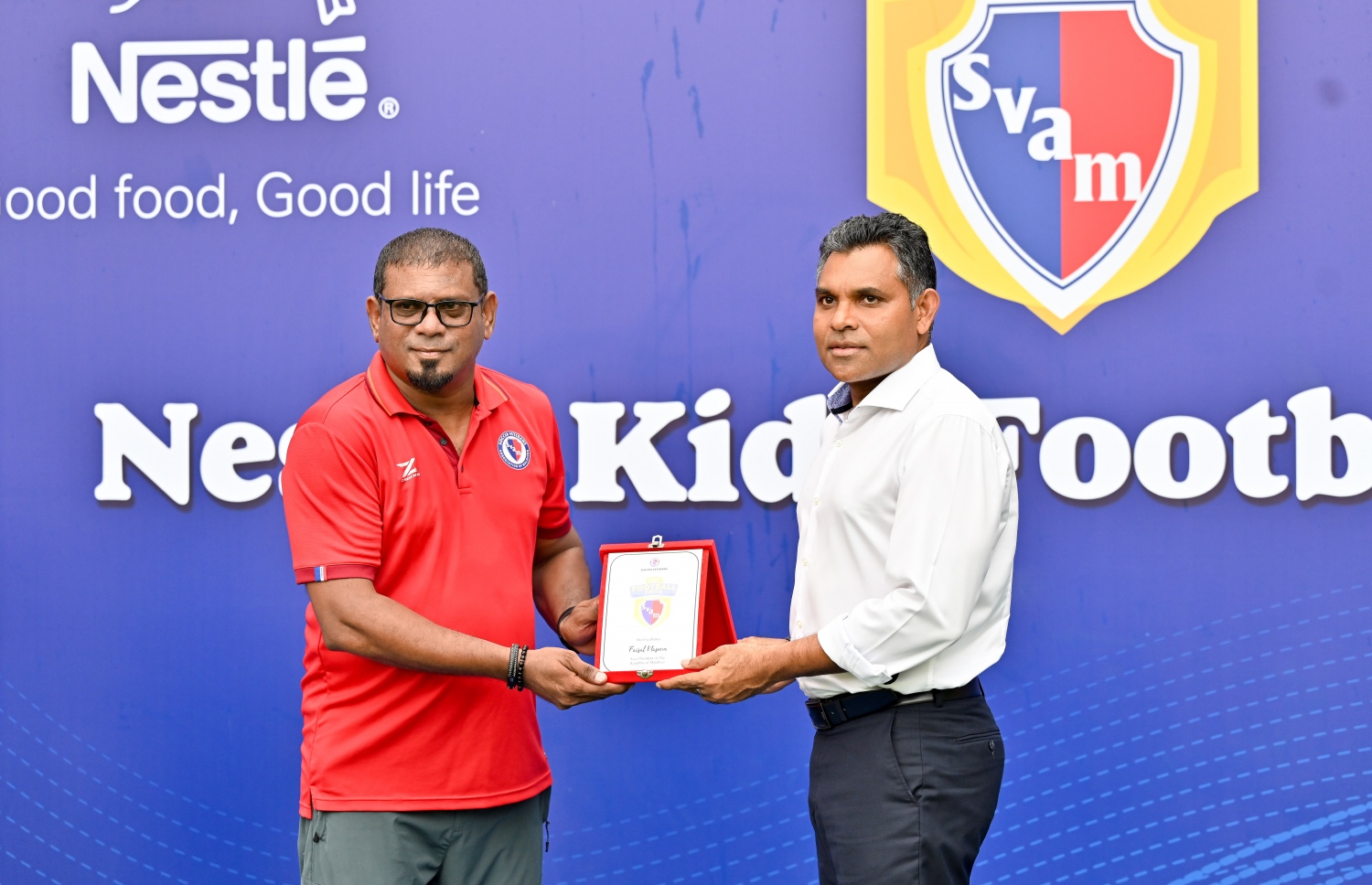 ފިއެސްޓާ ހުޅުވައި ދެއްވުމަށްފަހު، ނައިބު ރައީސް ފައިސަލް ނަސީމް (ކ) ސޮކަ ވެޓަރަންސުން ދިން ހަނދާނީ ފިލައަކާ ހަވާލުވެ ވަޑައިގަނަންވަނީ އެ ފިލާ ހަވާލުކޮށްދެއްވަނީ ސޮކަ ވެޓަރަންސްގެ ރައީސް އަލީ ޝަމީމް (ވ) --- ފޮޓޯ: ނިޝާން އަލީ | މިހާރު