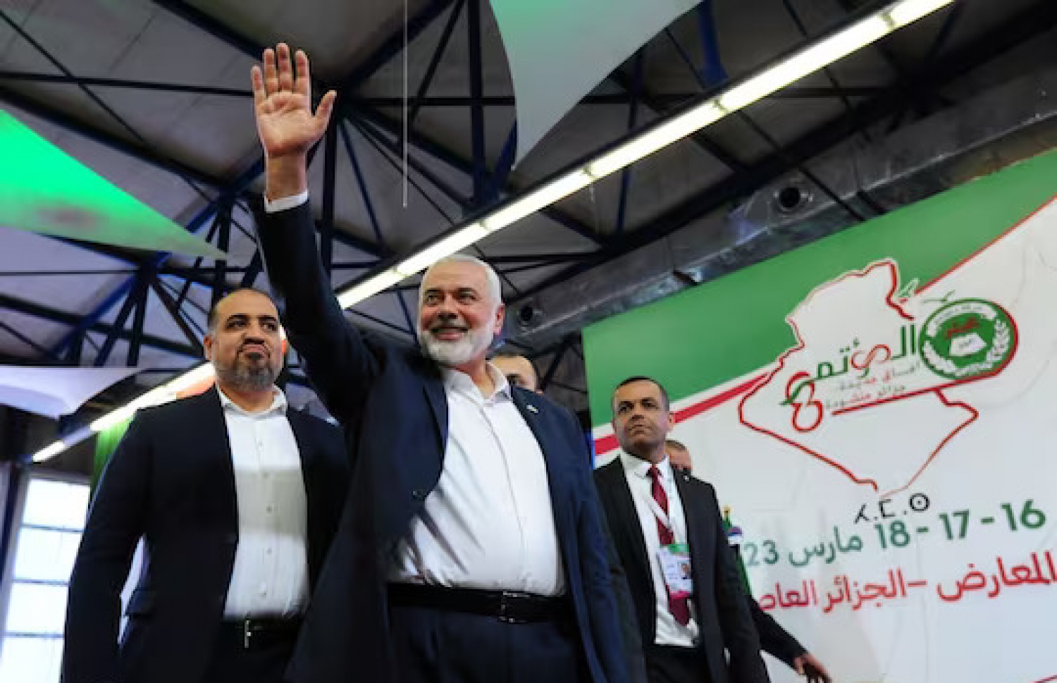 ހަމާސްގެ ލީޑަރު އިސްމާއީލް ހަނިއްޔާ އާއި އެ ޖަމާއަތުގެ ބައެއް އިސްވެރިން އަލް ޖީރިއާ އަށް ކުރެއްވި ދަތުރުގެތެރެއިން --- ފޮޓޯ: އޭޕީ