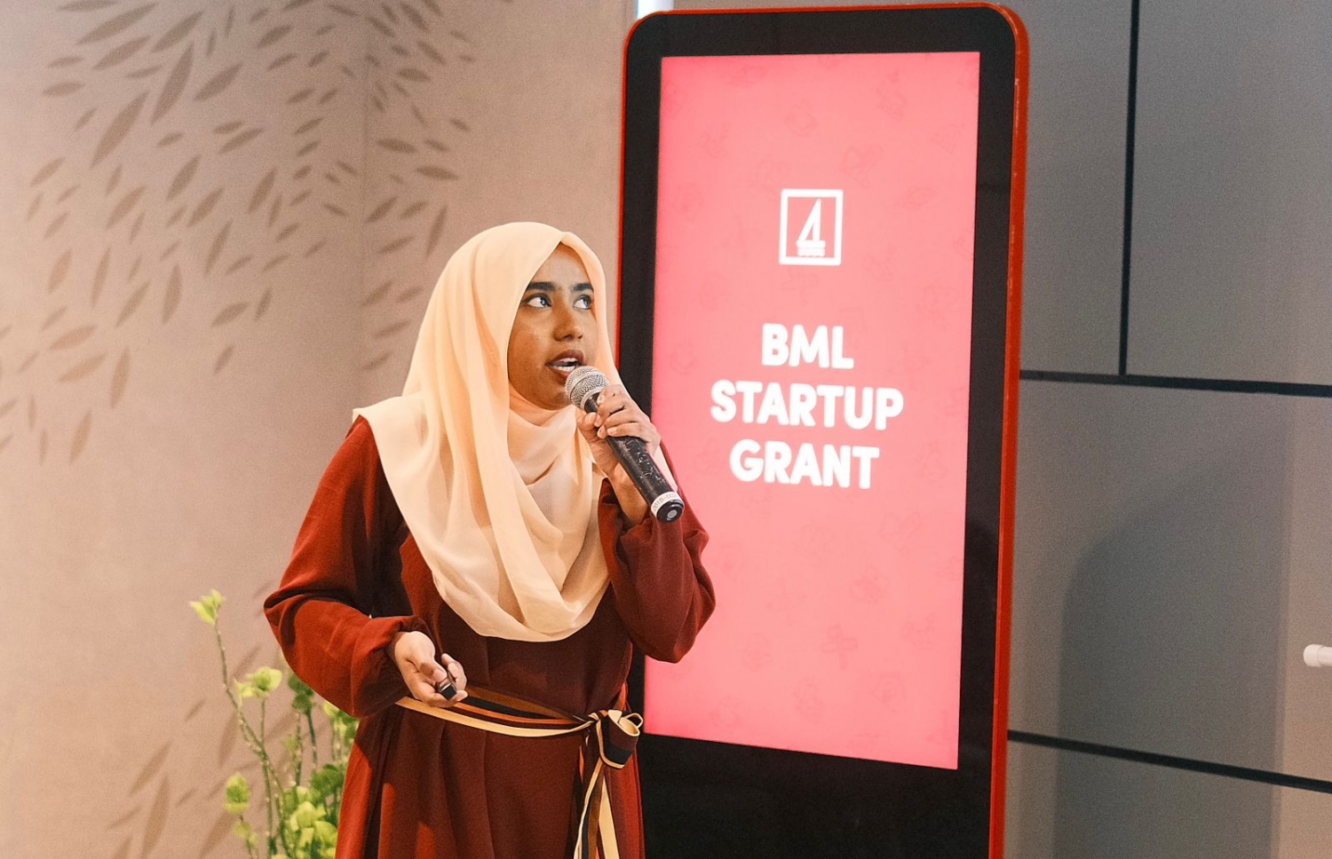 ގްރާންޓް ކާމިޔާބު ކުރި ސަންފާ ނަޒާހަތު ޕްރެޒެންޓޭޝަން ހުށަހަޅަނީ. -- ފޮޓޯ: ބީއެމްއެލް