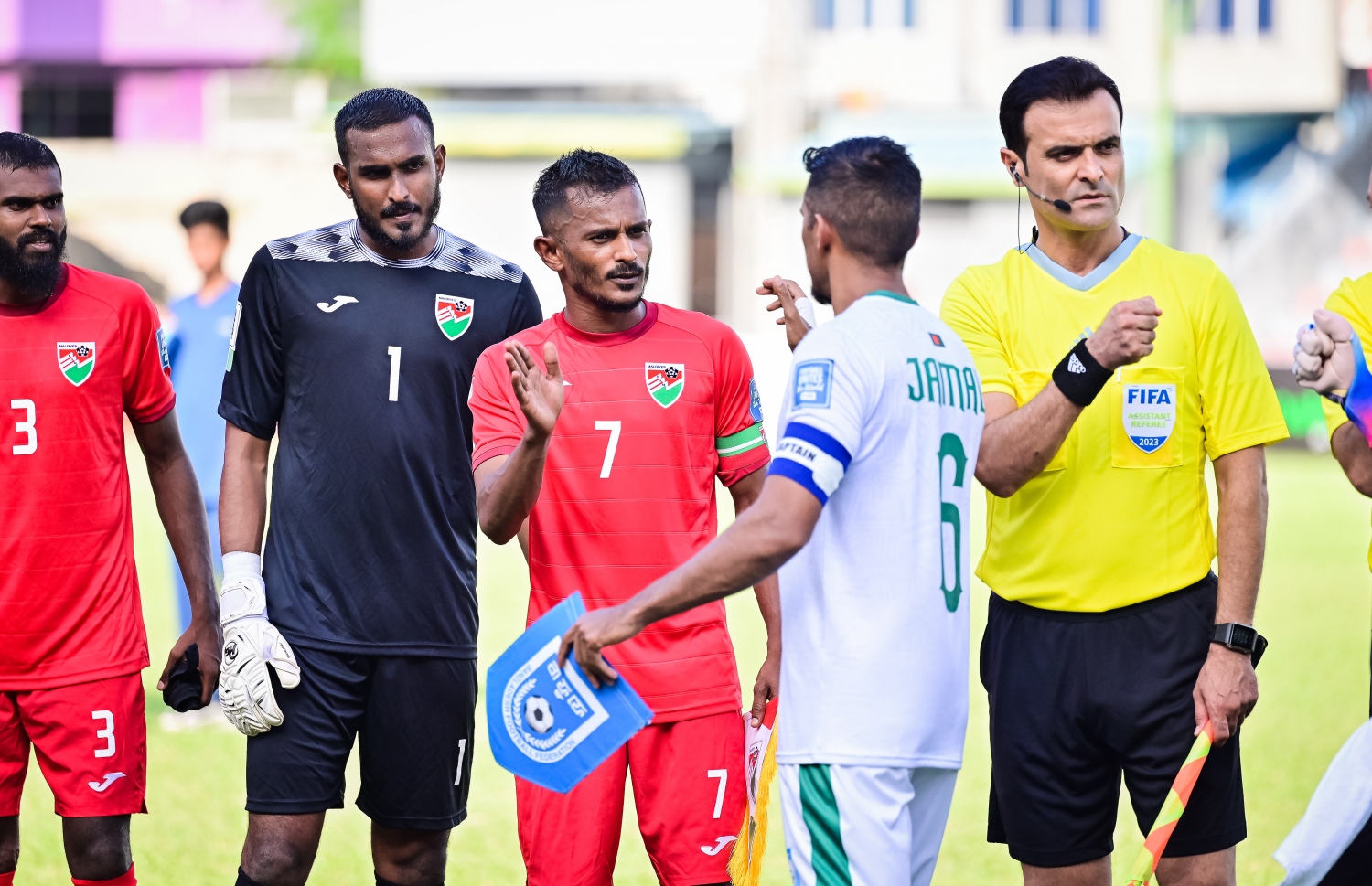 ވޯލްޑް ކަޕް ކޮލިފައިންގައި މިދިޔަ މަހު ބަންގްލަދޭޝްއާ ދެކޮޅަށް ރާއްޖެ ކުޅުނު މެޗުގެ ކުރިން ދެ ކުޅުންތެރިން ސަލާމް ކުރަނީ: ގައުމީ ޓީމު ވެސް އޮތީ އަޑިއަޅާލައިފި --- ފޮޓޯ: ފަޔާޒު މޫސާ | މިހާރު