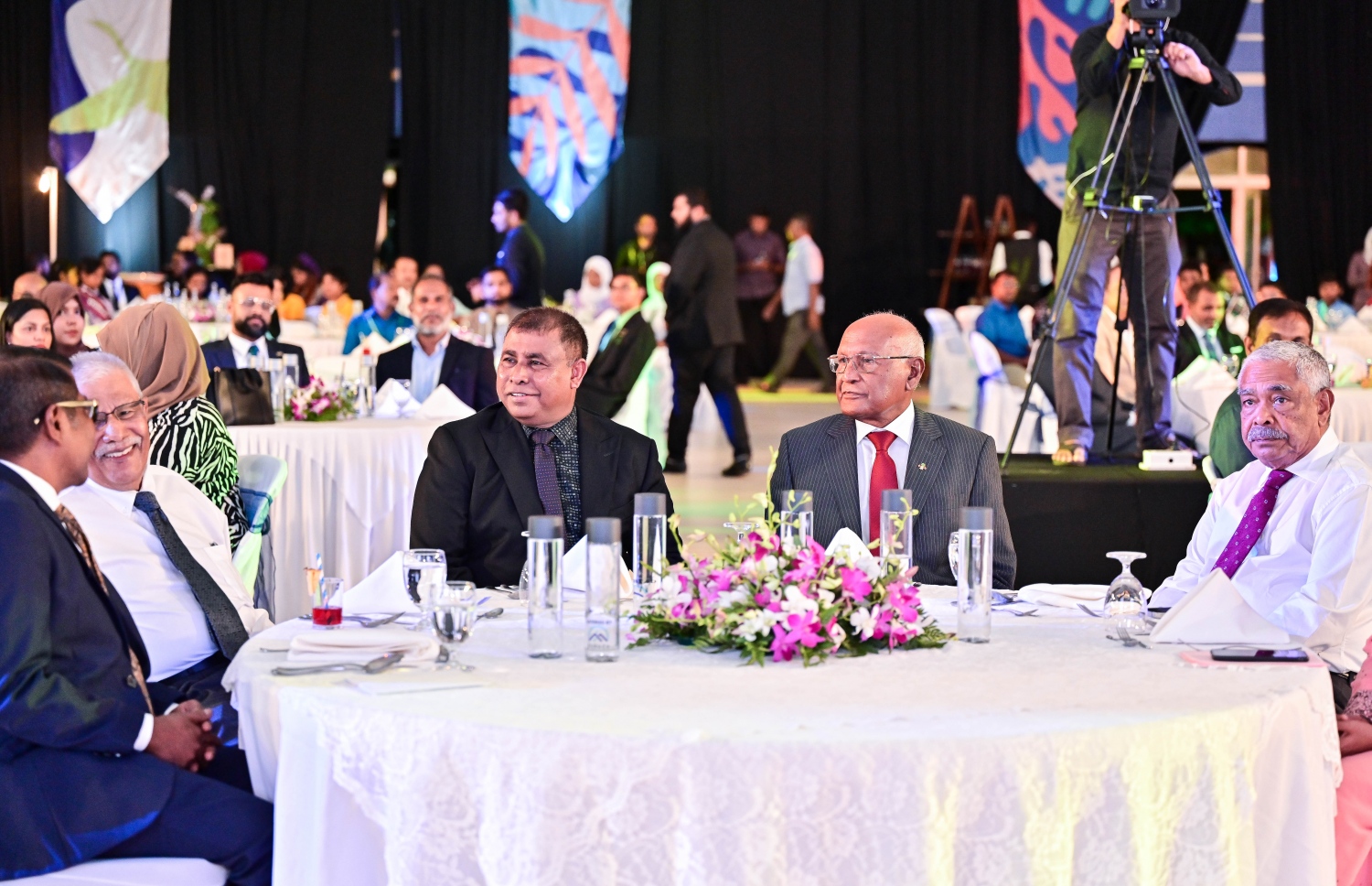 ރާއްޖޭގެ ޓޫރިޒަމް ދުވަސް ގައުމީ ފެންވަރުގައި ފާހަގަކުރަން ބޭއްވި ގާލާ ނައިޓްގައި ޓޫރިޒަމް މިނިސްޓަރު ޑރ. މައުސޫމާއި ޓޫރިޒަމްގެ ދެ ބާނީން ކަމަށްވާ ޗަމްޕާ އަފީފާއި އެމްޔޫ މަނިކު އަދި އެ ބޭފުޅުންނާ އެކު އެ ދުވަސްވަރު އުޅުއްވި މިހާރުގެ ހެލްތު މިނިސްޓަރު ނަސީމް.---ފޮޓޯ: ފަޔާޒު މޫސާ| މިހާރު