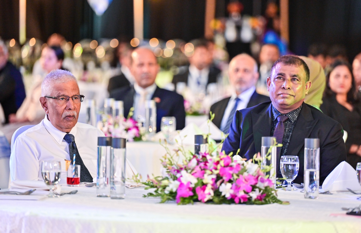 ރާއްޖޭގެ ޓޫރިޒަމްގެ އެއް ބާނީ އެމްޔޫ މަނިކު (ވ) އާއި ޓޫރިޒަމް މިނިސްޓަރު ޑރ. މައުސޫމް ގައުމީ ފެންވަރުގައި ޓޫރިޒަމް ދުވަސް ފާހަގަކުރުމުގެ ހަފުލާގައި ބައިވެރިވެވަޑައިގަންނަވަނީ.---ފޮޓޯ: ފަޔާޒު މޫސާ| މިހާރު