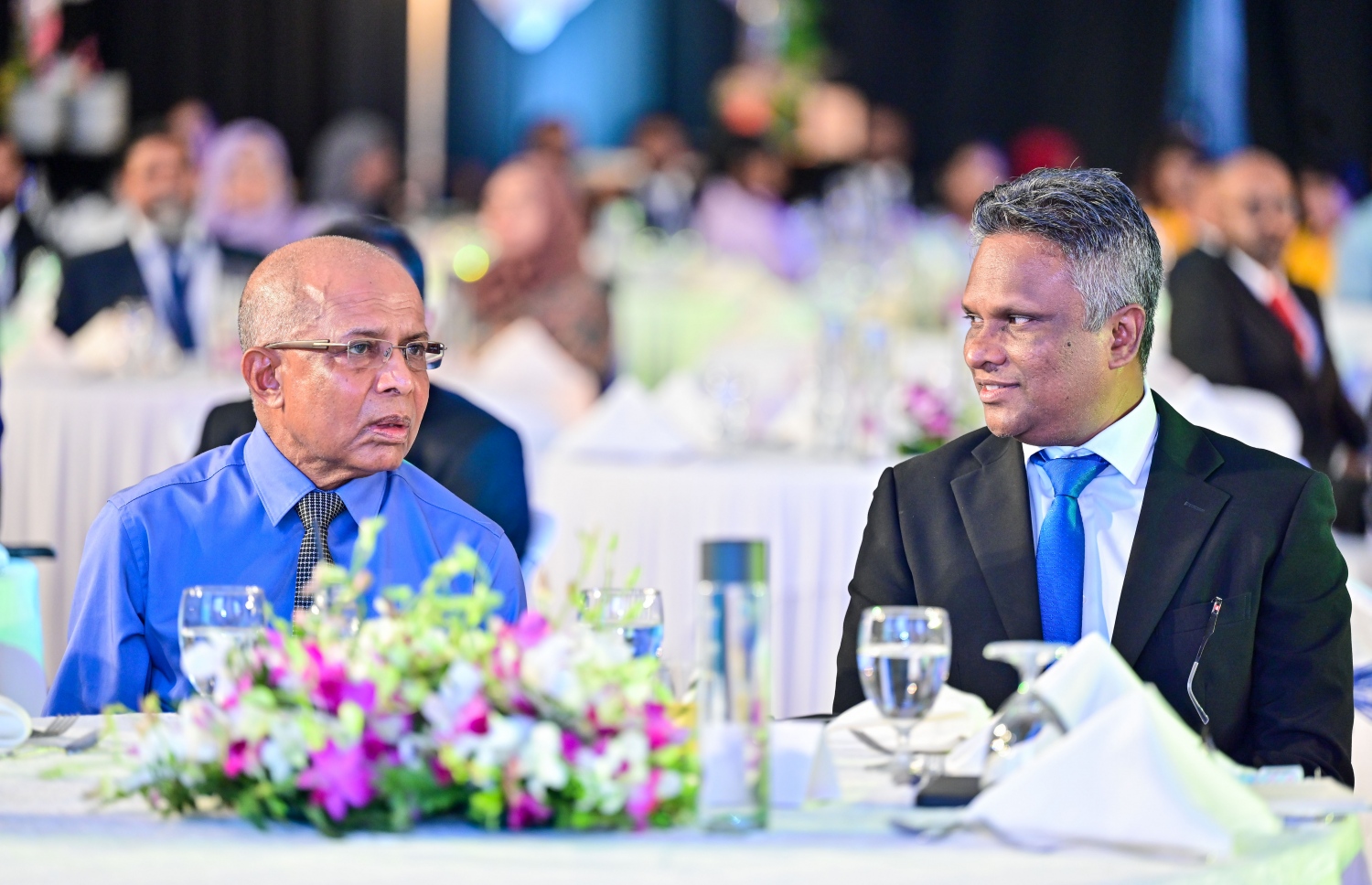 ރާއްޖޭގެ ޓޫރިޒަމް ދުވަސް ގައުމީ ފެންވަރުގައި ފާހަގަކުރަން ބޭއްވި ގާލާ ނައިޓްގައި ޓޫރިޒަމް ދާއިރާގެ އިސްބޭފުޅެއް ކަމަށްވާ ނަޒީރު (ވ) އާއި އެމްޓީސީސީގެ ސީއީއޯ އާދަމް އާޒިމް ބައިވެރިވެވަޑައިގަންނަވަނީ.---ފޮޓޯ: ފަޔާޒު މޫސާ| މިހާރު