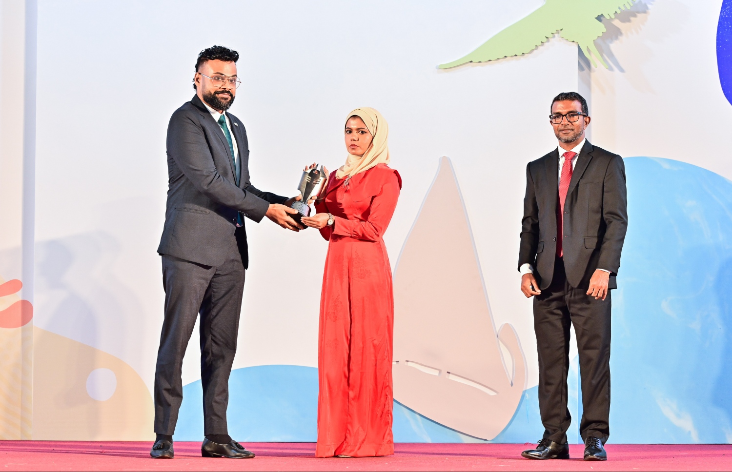 ޓޫރިޒަމް މިނިސްޓްރީން ދޭ އެވޯޑެއް ހަވާލު ކުރަނީ: ޓޫރިޒަމް ދާއިރާގެ ގިނަ ކެޓަގަރީތަކަކުން، ގައުމީ ފެންވަރުގައި ފާހަގަކުރި ރާއްޖޭގެ ޓޫރިޒަމް ދުވަހުގެ ގާލާ ނައިޓްގައި އެވޯޑް ދިން.--- ފޮޓޯ: ފަޔާޒް މޫސާ | މިހާރު