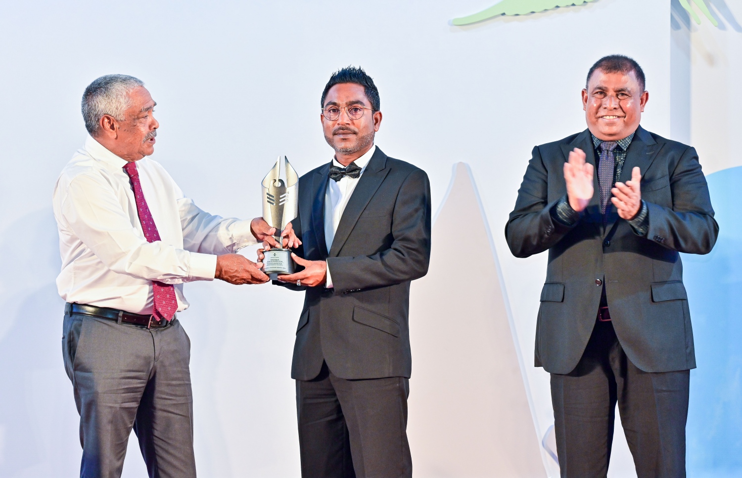 ރާއްޖޭގެ ޓޫރިޒަމްގެ އެއް ބާނީ ޗަމްޕާ ހުސައިން އަފީފް، ޓޫރިޒަމް ދާއިރާގެ ހިދުމަތްތެރިއަކަށް އެވޯޑެއް ހަވާލު ކުރައްވަނީ.---ފޮޓޯ: ފަޔާޒު މޫސާ| މިހާރު