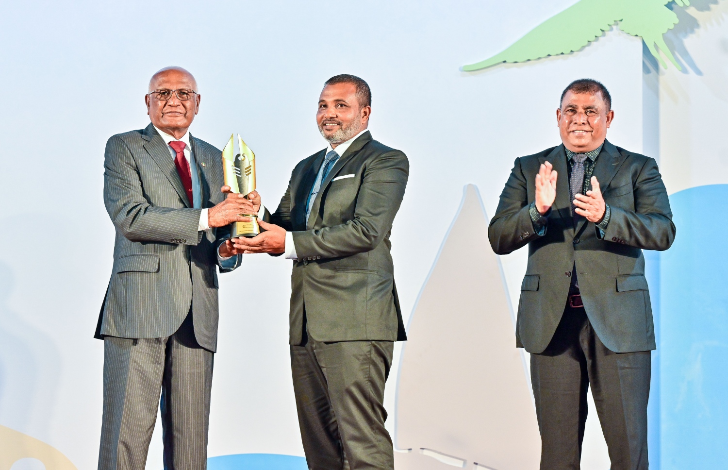 އެންމެ މޮޅު ވޯޓާ ސްޕޯޓްސް ސެންޓަރުގެ މަގާމު ހޯދި "އޯޝަން ގްރޫޕް" އާ ރާއްޖެ އަށް ޓޫރިޒަމް ތައާރަފު ކުރުމުގައި އިސް ދައުރެއް އަދާކުރެއްވި މިހާރުގެ ހެލްތު މިނިސްޓަރު ނަސީމް އެވޯޑް ހަވާލުކުރައްވަނީ.--- ފޮޓޯ: ފަޔާޒު މޫސާ | މިހާރު