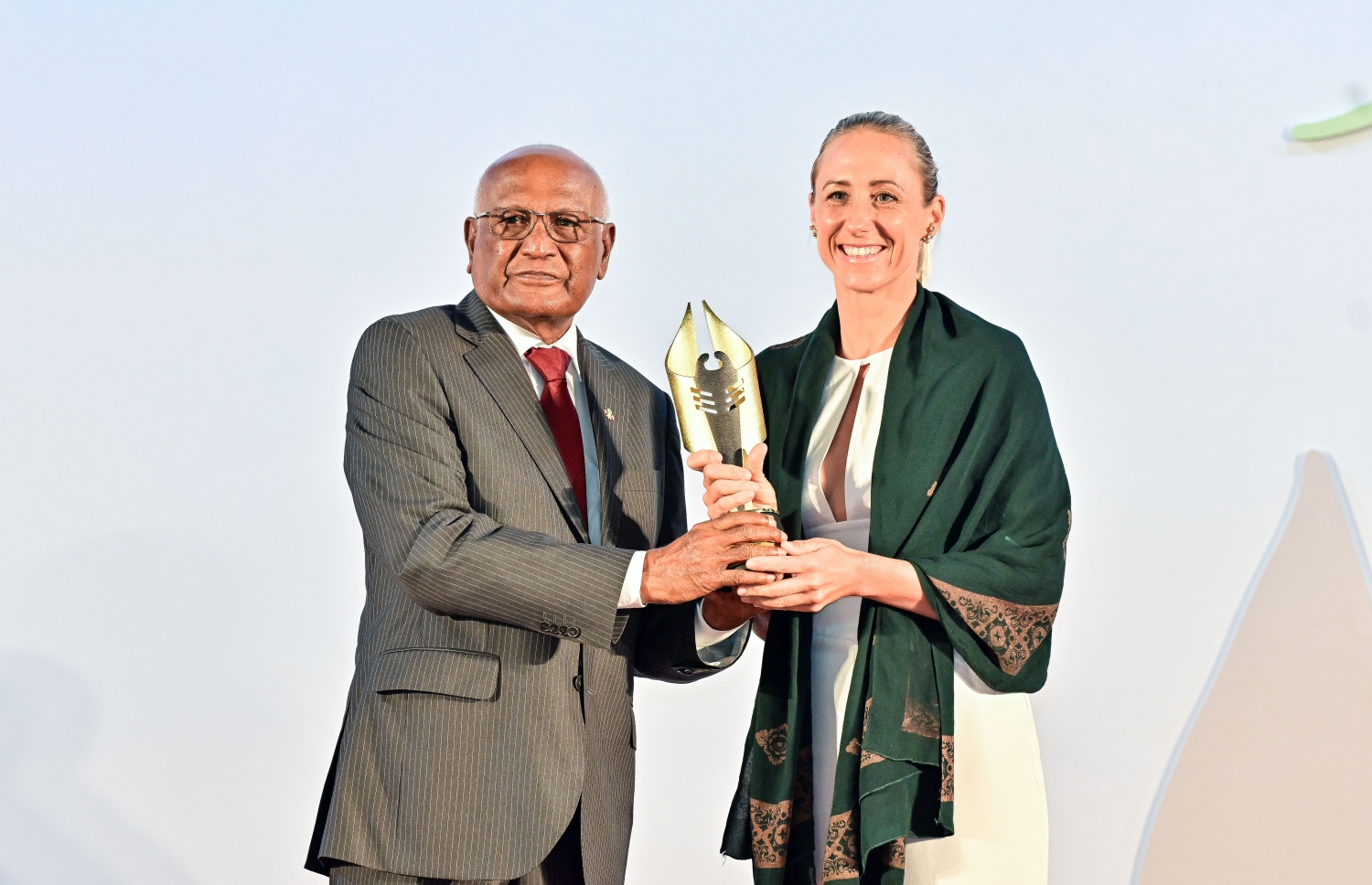 އެންމެ މޮޅު ޑައިވް ސެންޓަރު މަގާމު ހޯދި "ރަސްދޫ ޑައިވާސް ކުރަމަތި" އާ ރާއްޖެ އަށް ޓޫރިޒަމް ތައާރަފު ކުރުމުގައި އިސް ދައުރެއް އަދާކުރެއްވި މިހާރުގެ ހެލްތު މިނިސްޓަރު ނަސީމް އެވޯޑް ހަވާލުކުރައްވަނީ.--- ފޮޓޯ: ފަޔާޒު މޫސާ | މިހާރު