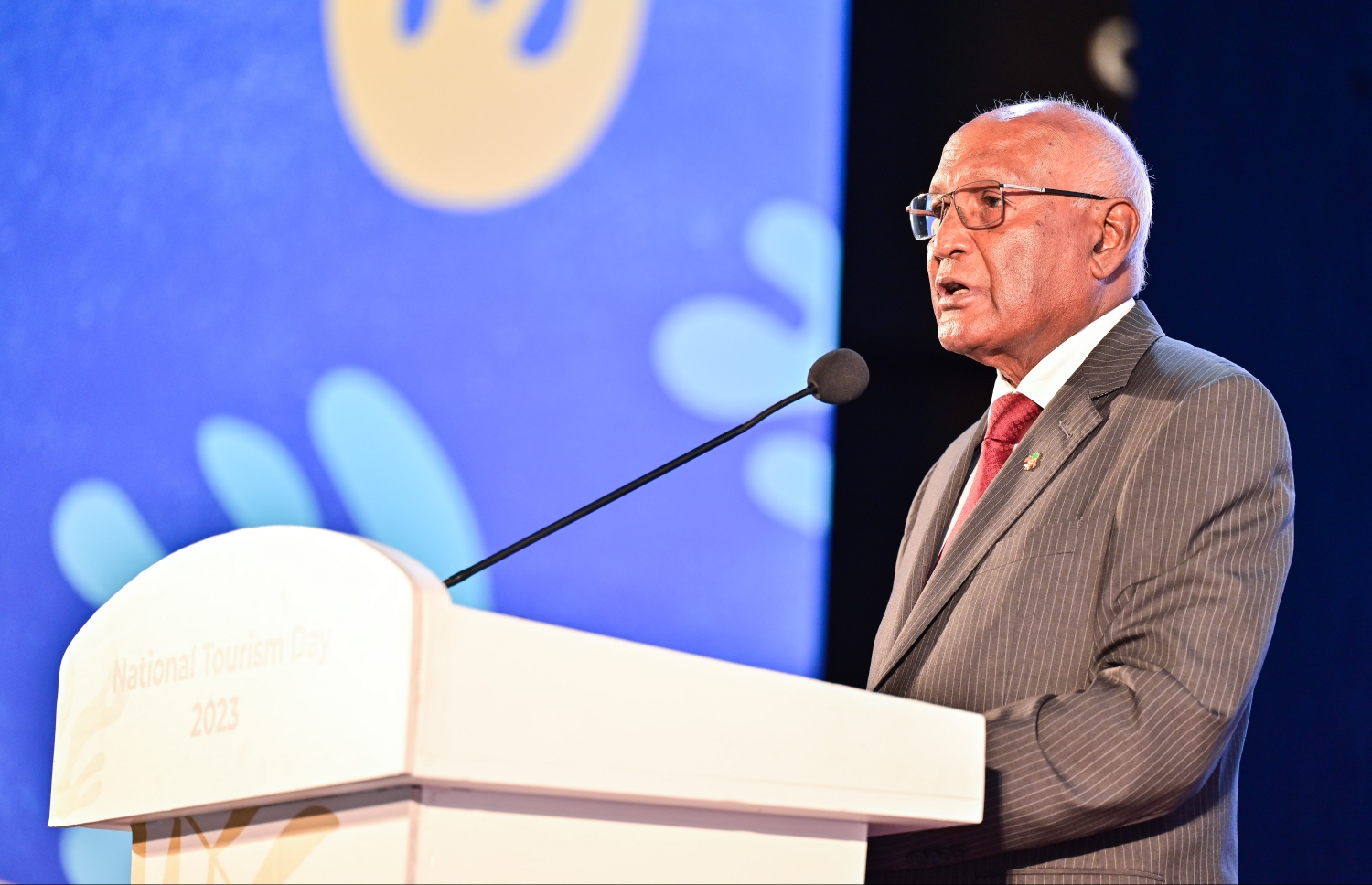 ގައުމީ ފެންވަރުގައި މި އަހަރުގެ ޓޫރިޒަމް ދުވަސް ފާހަގަކުރަން ސޯޝަލް ސެންޓަރުގައި ބޭއްވި "ޓޫރިޒަމް ޑޭ ގާލާ ނައިޓް" ގައި ރާއްޖެ އަށް ޓޫރިޒަމް ތައާރަފު ކުރުމުގައި އިސް ދައުރެއް އަދާކުރެއްވި މިހާރުގެ ހެލްތު މިނިސްޓަރު ނަސީމް ވާހަކަ ދައްކަވަނީ.--- ފޮޓޯ: ފަޔާޒު މޫސާ | މިހާރު