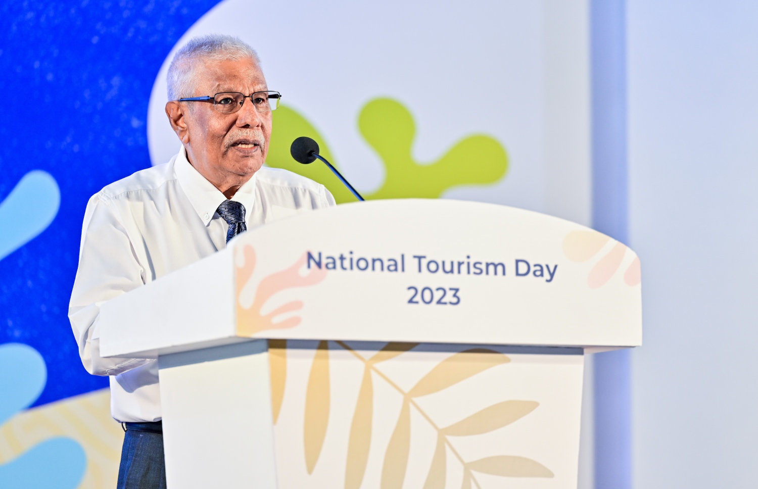 ގައުމީ ފެންވަރުގައި މި އަހަރުގެ ޓޫރިޒަމް ދުވަސް ފާހަގަކުރަން ސޯޝަލް ސެންޓަރުގައި ބޭއްވި "ޓޫރިޒަމް ޑޭ ގާލާ ނައިޓް" ގައި ރާއްޖޭގެ ޓޫރިޒަމްގެ އެއް ބާނީ އެމްޔޫ މަނިކު ވާހަކަ ދައްކަވަނީ.--- ފޮޓޯ: ފަޔާޒު މޫސާ | މިހާރު