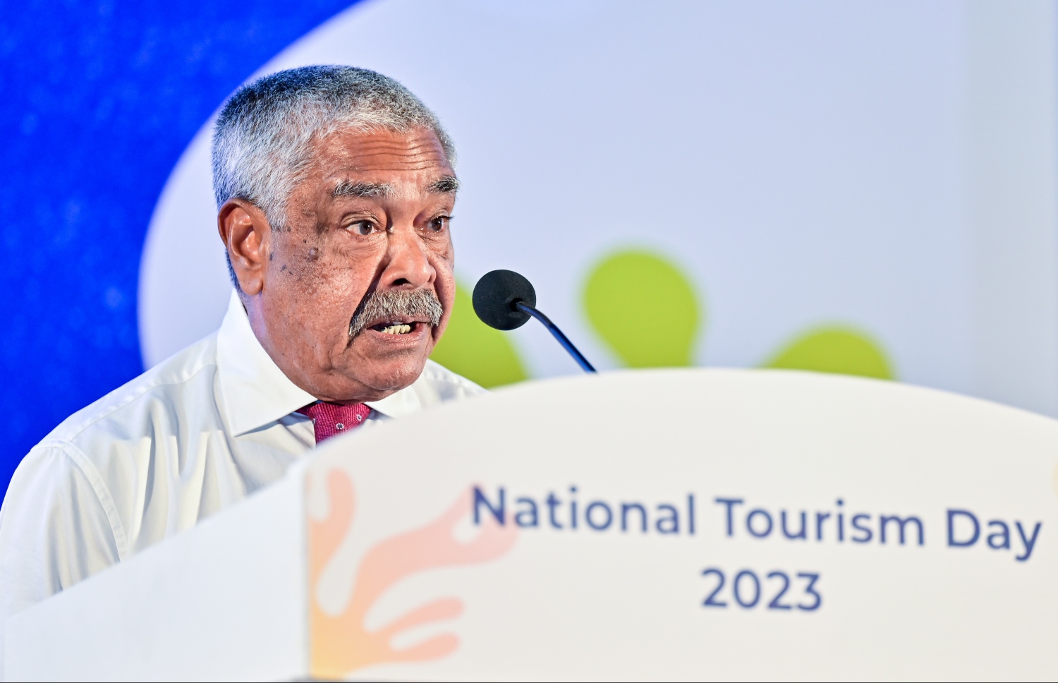 ގައުމީ ފެންވަރުގައި މި އަހަރުގެ ޓޫރިޒަމް ދުވަސް ފާހަގަކުރަން ސޯޝަލް ސެންޓަރުގައި ބޭއްވި "ޓޫރިޒަމް ޑޭ ގާލާ ނައިޓް" ގައި ރާއްޖޭގެ ޓޫރިޒަމްގެ އެއް ބާނީ ޗަމްޕާ ހުސައިން އަފީފު ވާހަކަ ދައްކަވަނީ.--- ފޮޓޯ: ފަޔާޒު މޫސާ | މިހާރު