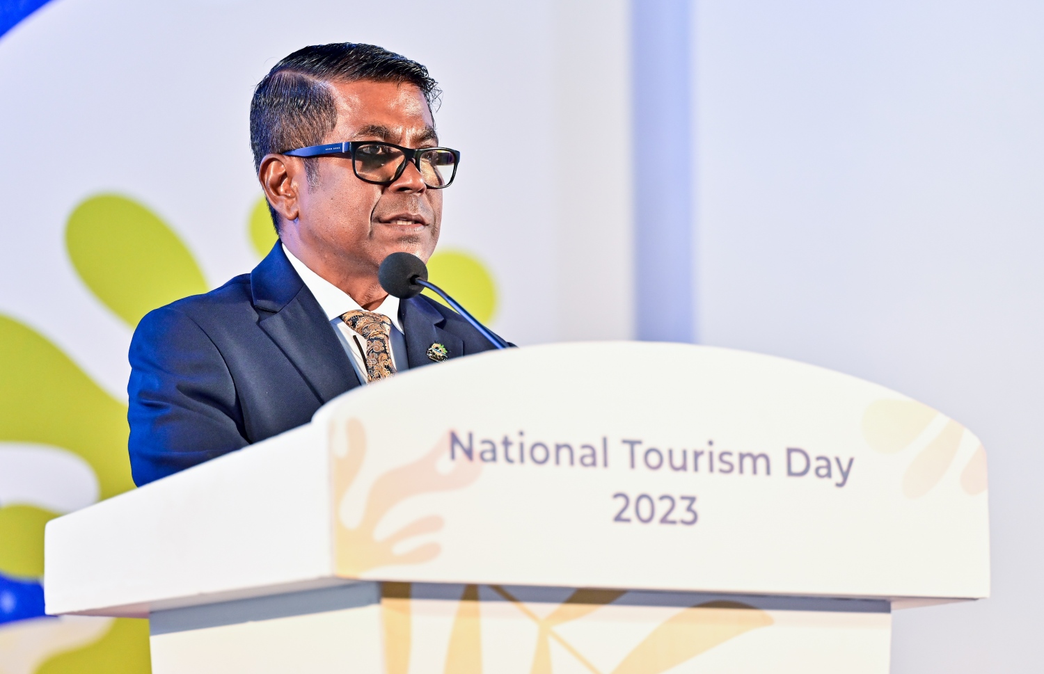 ގައުމީ ފެންވަރުގައި މި އަހަރުގެ ޓޫރިޒަމް ދުވަސް ފާހަގަކުރަން ސޯޝަލް ސެންޓަރުގައި ބޭއްވި "ޓޫރިޒަމް ޑޭ ގާލާ ނައިޓް" ގައި އެމްއެމްޕީއާރުގެ އެމްޑީ ތޮއްޔިބު މުހައްމަދު ވާހަކަ ދައްކަވަނީ.--- ފޮޓޯ: ފަޔާޒު މޫސާ | މިހާރު