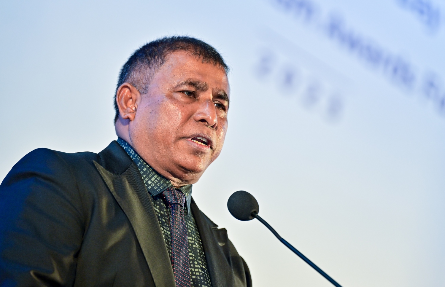 ގައުމީ ފެންވަރުގައި މި އަހަރުގެ ޓޫރިޒަމް ދުވަސް ފާހަގަކުރަން ސޯޝަލް ސެންޓަރުގައި ބޭއްވި "ޓޫރިޒަމް ޑޭ ގާލާ ނައިޓް" ގައި ޓޫރިޒަމް މިނިސްޓަރު ޑރ. އަބްދުﷲ މައުސޫމް ވާހަކަ ދައްކަވަނީ.--- ފޮޓޯ: ފަޔާޒު މޫސާ | މިހާރު