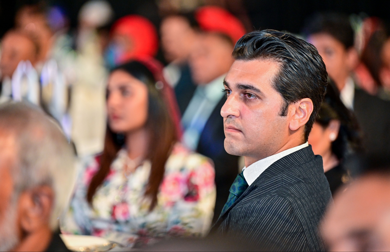 ޓޫރިޒަމް ޑޭ ގާލާ ނައިޓްގައި، ޖޯލި މުރަވަންދޫ ރިސޯޓްގެ ޖެނެރަލް މެނޭޖަރު އެންވަރު އާސްލާން ބައިވެރިވެވަޑައިގަންނަވަނީ.--- ފޮޓޯ: ފަޔާޒު މޫސާ | މިހާރު