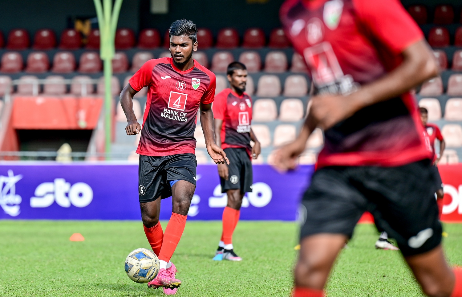 ސީނިއާ ގައުމީ ޓީމުގެ ފްރެކްޓިސްގައި ޝަނާން ބައިވެރިވަނީ.-- ފޮޓޯ: ނިޝާން އަލީ/ މިހާރު