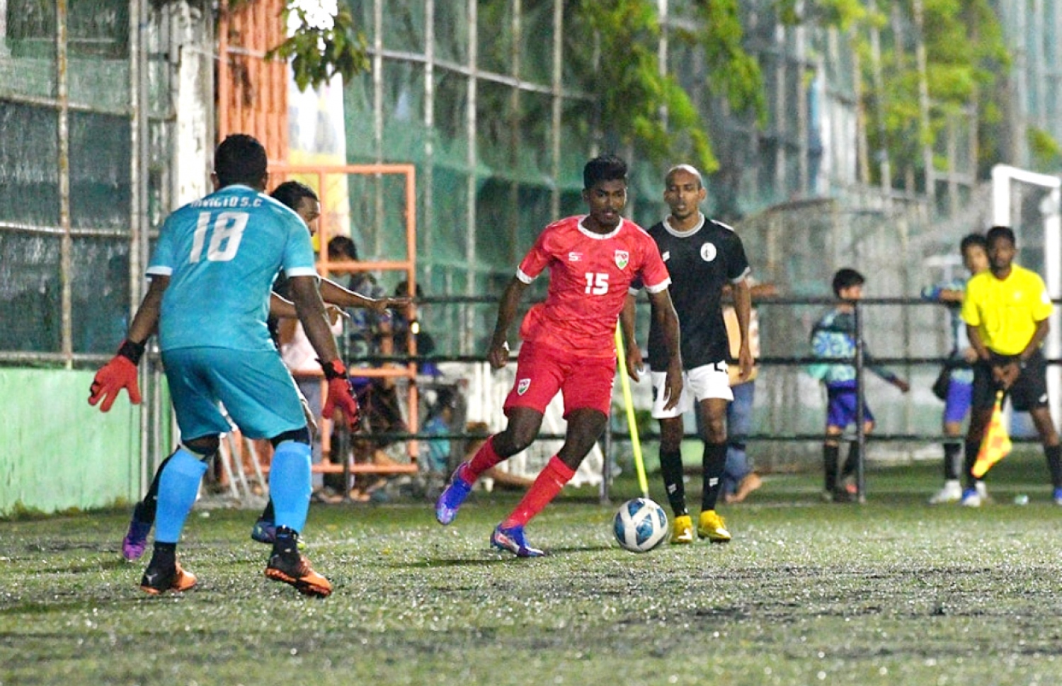 މިދިޔަ އަހަރުގެ ތިންވަނަ ޑިވިޝަން ފުޓްބޯޅަ މުބާރާތުގައި ވާދަކުރި 19 އަހަރުން ދަށުގެ ގައުމީ ޓީމު ކުޅުނު ފުރަތަމަ މެޗުގައި ޝަނާން، އިންވިކްޓަސްއާ ދެކޮޅަށް ކުޅުނު އެ މެޗުގައި ވެސް އޭނާ ވަނީ ގޯލު ޖަހައިފަ.-- ފައިލް ފޮޓޯ: އެފްއޭއެމް