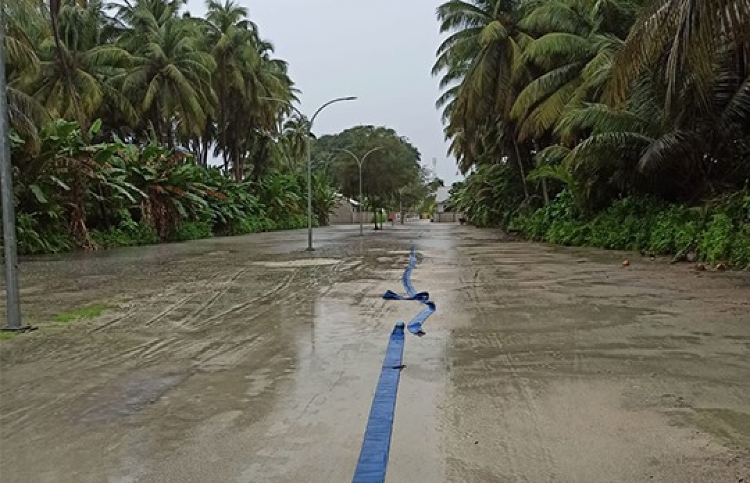 ހދ. ފިނޭގައި ފެންބޮޑުވުމުން، ފެން ހިއްކުމުގެ މަސައްކަތް އެމްއެންޑީއެފުން ކުރަނީ.-- ފޮޓޯ: އެމްއެންޑީއެފް