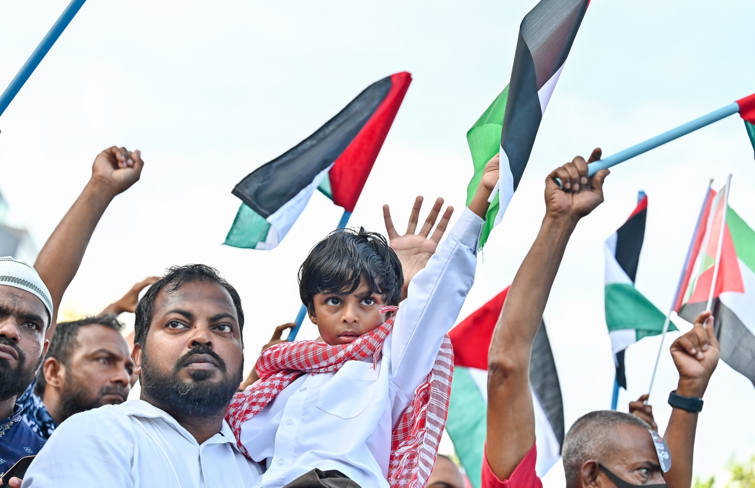 ފަލަސްތީނާއެކު ދިވެހިން ތިބިކަން އަންގައިދިނުމަށް މާލޭގައި ބޭއްވި ސައިކަލު ބުރަށް ފަހު އާޓިފިޝަލް ބީޗުގައި ބޭއްވި އެއްވުމުގައި ބަޔަކު ފަލަސްތީނުގެ ދިދަ ހިފައިގެން.-- ފޮޓޯ: ފަޔާޒް މޫސާ | މިހާރު