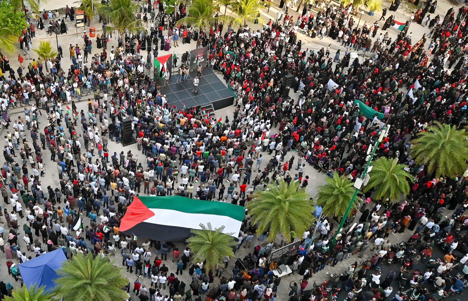 ފަލަސްތީނާއެކު ދިވެހިން ތިބިކަން އަންގައިދިނުމަށް މާލޭގައި ބޭއްވި ސައިކަލު ބުރަށް ފަހު އާޓިފިޝަލް ބީޗުގައި ބޭއްވި އެއްވުން.-- ފޮޓޯ: ފަޔާޒް މޫސާ | މިހާރު