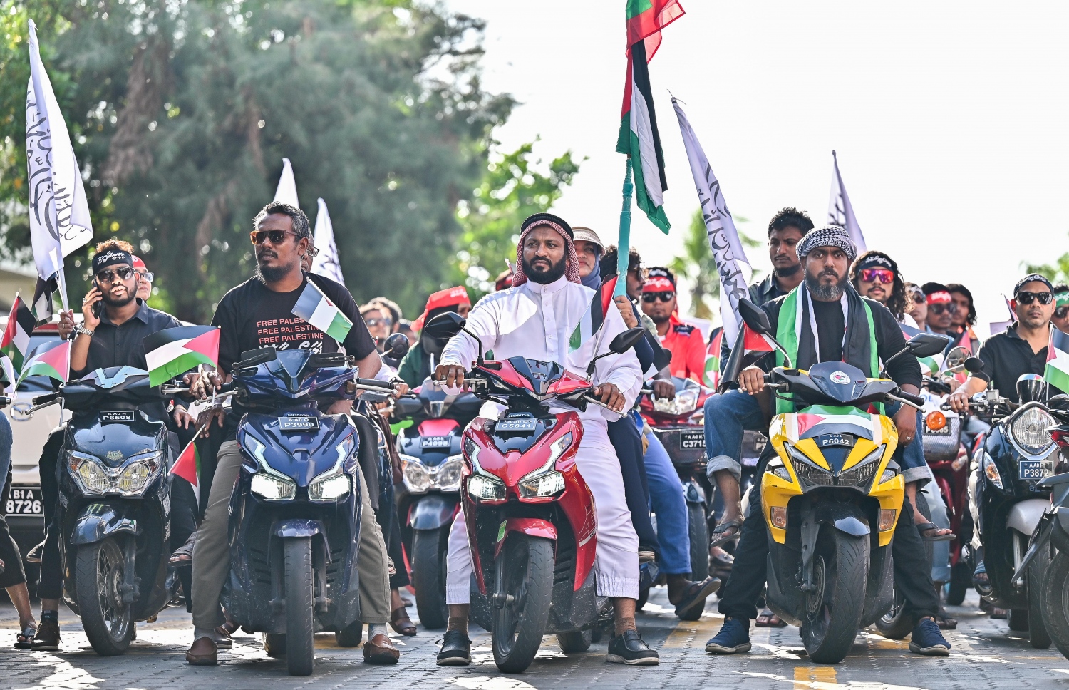 އިޒްރޭލުގެ ލާއިންސާނީ އަމަލުތަކާ ދެކޮޅަށް އަޑު އުފުލައި ފަލަސްތީނުގެ ރައްޔިތުންނާ އެކު ދިވެހިން ތިބި ކަން އަންގައިދޭން މާލެގައި ބޭއްވި ސައިކަލުބުރު ކުރިއަށް ދަނީ -- ފޮޓޯ؛ ފަޔާޒު މޫސާ | މިހާރު