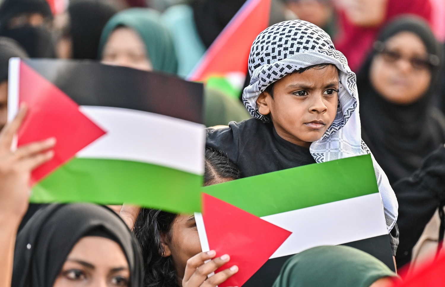 އިންޓަނޭޝަނަލް އެއިޑް ކެމްޕޭން (އައިއޭސީ) އިން އިންތިޒާމު ކޮށްގެން ބޭއްވި "ދިވެހިން ފަލަސްތީނާއެކު" ބޮޑު އެއްވުމުގައި ކުޑަ ކުއްޖަކު ބައިވެރިވަނީ -- ފޮޓޯ؛ ފަޔާޒު މޫސާ | މިހާރު