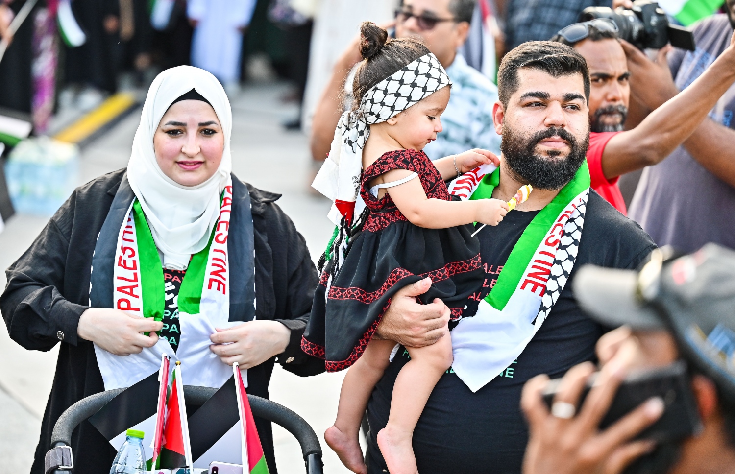 އިޒްރޭލުގެ ލާއިންސާނީ އަމަލުތަކާ ދެކޮޅަށް އަޑު އުފުލައި ފަލަސްތީނުގެ ރައްޔިތުންނާ އެކު ދިވެހިން ތިބި ކަން އަންގައިދޭން އާޓީފިޝަލް ބީޗުގައި ބޭއްވި ބޮޑު އެއްވުމުގައި ބިދޭސީ އާއިލާއެއް ބައިވެރިވަނީ -- ފޮޓޯ؛ ފަޔާޒު މޫސާ | މިހާރު