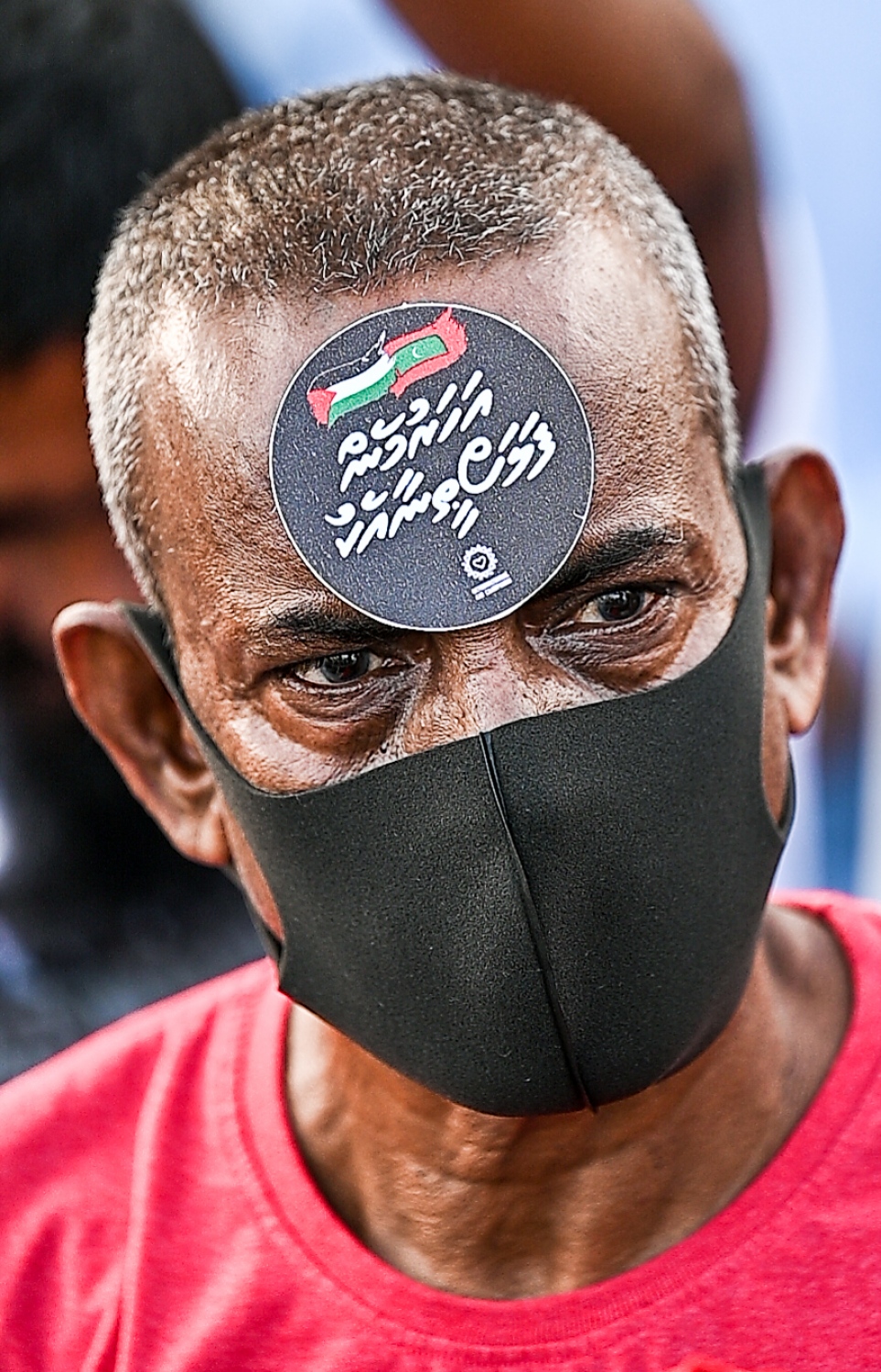 މީހަކު "އަހަރުމެން ފަލަސްތީނާއެކު" ސްޓިކާއެއް މޫނުގަ ހިއްޕައިގެން މިއަދު މާލޭގައި ބޭއްވި ބޮޑު އެއްވުމުގައި ބައިވެރިވަނީ --- ފޮޓޯ: ފަޔާޒު މޫސާ \ މިހާރު