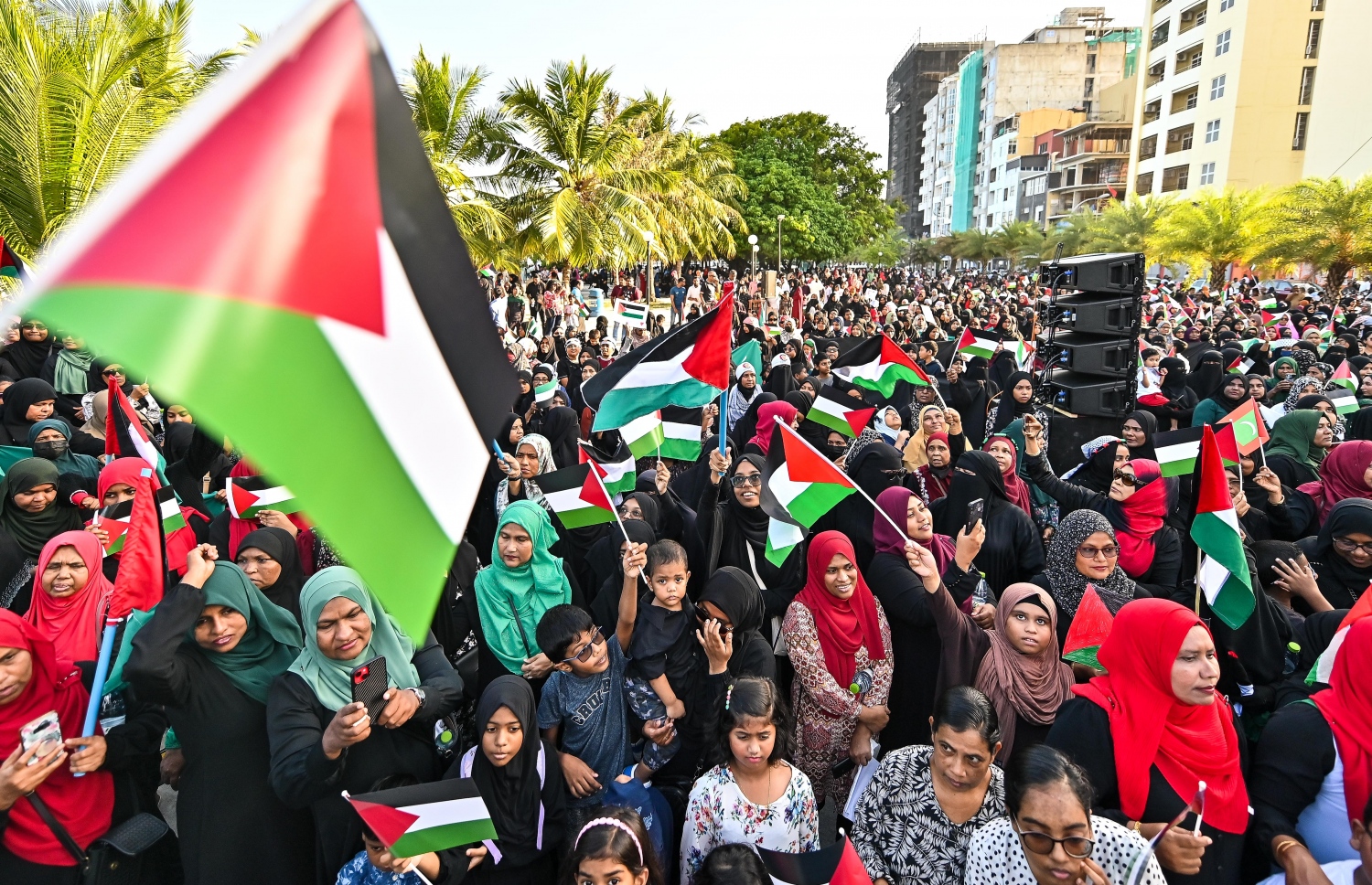 އިންޓަނޭޝަނަލް އެއިޑް ކެމްޕޭން (އައިއޭސީ) އިން އިންތިޒާމު ކޮށްގެން "ދިވެހިން ފަލަސްތީނާއެކު" ނަމުގައި ބޭއްވި ބޮޑު އެއްވުމުގައި ގިނަ ބަޔަކު ބައިވެރިވަނީ -- ފޮޓޯ: ފަޔާޒު މޫސާ | މިހާރު