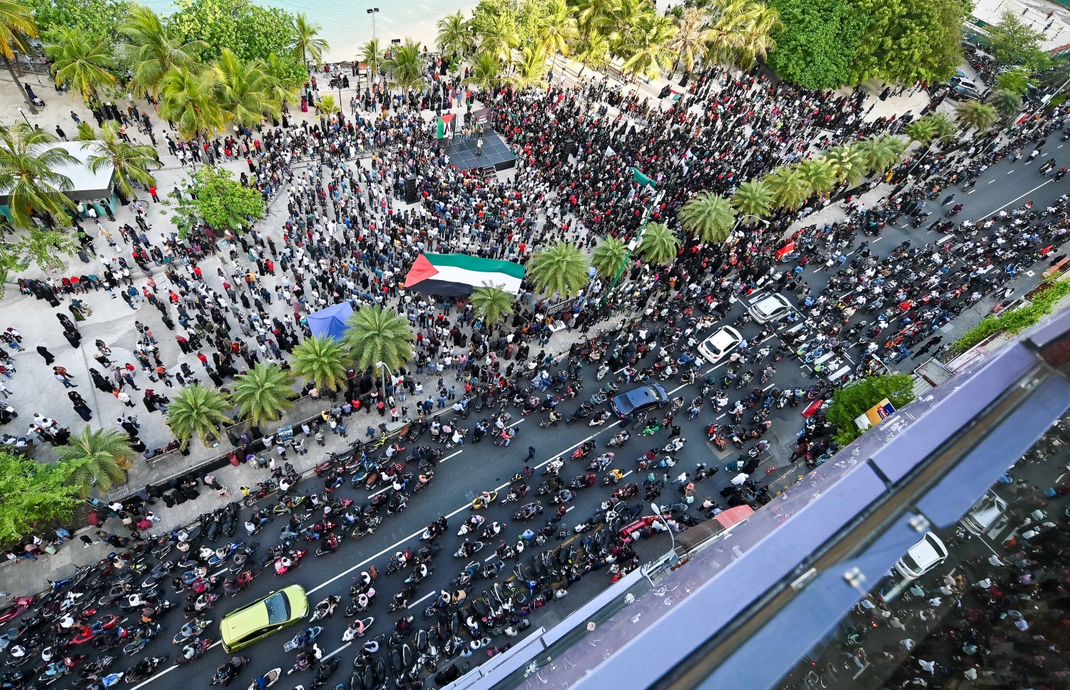 އިޒްރޭލުގެ ލާއިންސާނީ އަމަލުތަކާ ދެކޮޅަށް އަޑު އުފުލައި ފަލަސްތީނުގެ ރައްޔިތުންނާ އެކު ދިވެހިން ތިބި ކަން އަންގައިދޭން އާޓީފިޝަލް ބީޗުގައި ބޭއްވި ބޮޑު އެއްވުން: މާލޭގެ އިތުރުން މިއަދު ރާއްޖޭގެ ވަރަށް ގިނަ ރަށްރަށުގައި ވެސް ފަލަސްތީނުގެ ދިފާއުގައި ހިނގާލުންތައް ވަނީ ބާއްވާފަ -- ފޮޓޯ؛ ފަޔާޒު މޫސާ | މިހާރު