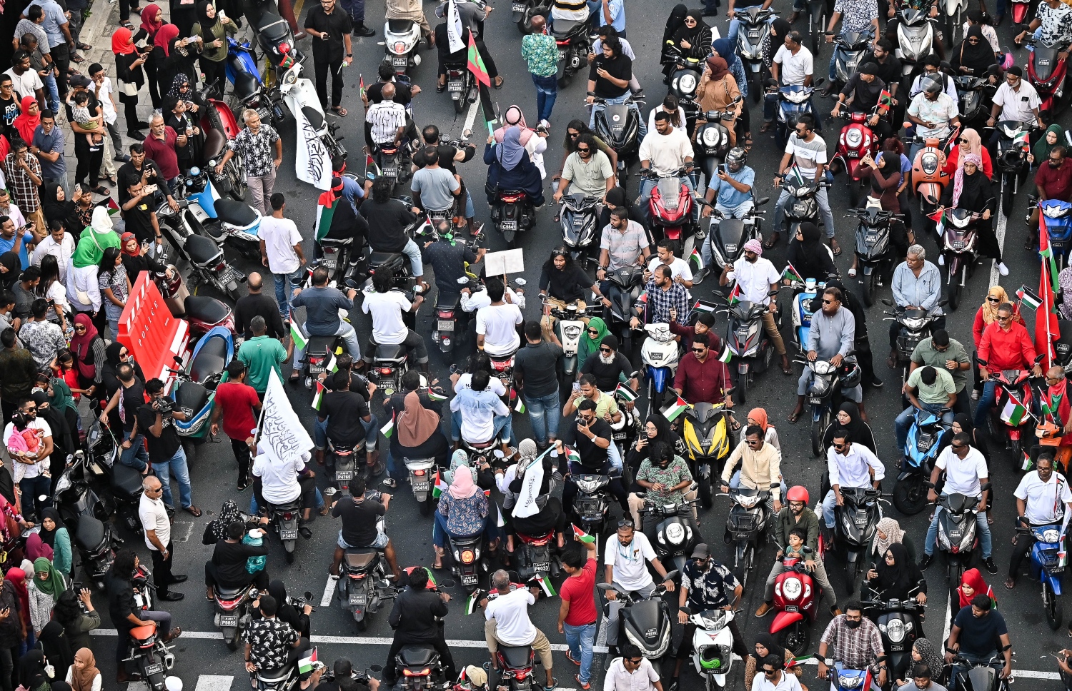 އިޒްރޭލުގެ ލާއިންސާނީ އަމަލުތަކާ ދެކޮޅަށް އަޑު އުފުލައި ފަލަސްތީނުގެ ރައްޔިތުންނާ އެކު ދިވެހިން ތިބި ކަން އަންގައިދޭން މާލޭގައި ބޭއްވި ސައިކަލު ބުރު: ކުޑަކުދިންނާއި އަންހެންނުންވެސް މި ހަރަކާތުގައި ވަނީ ބައިވެރިވެފަ -- ފޮޓޯ: ފަޔާޒު މޫސާ | މިހާރު