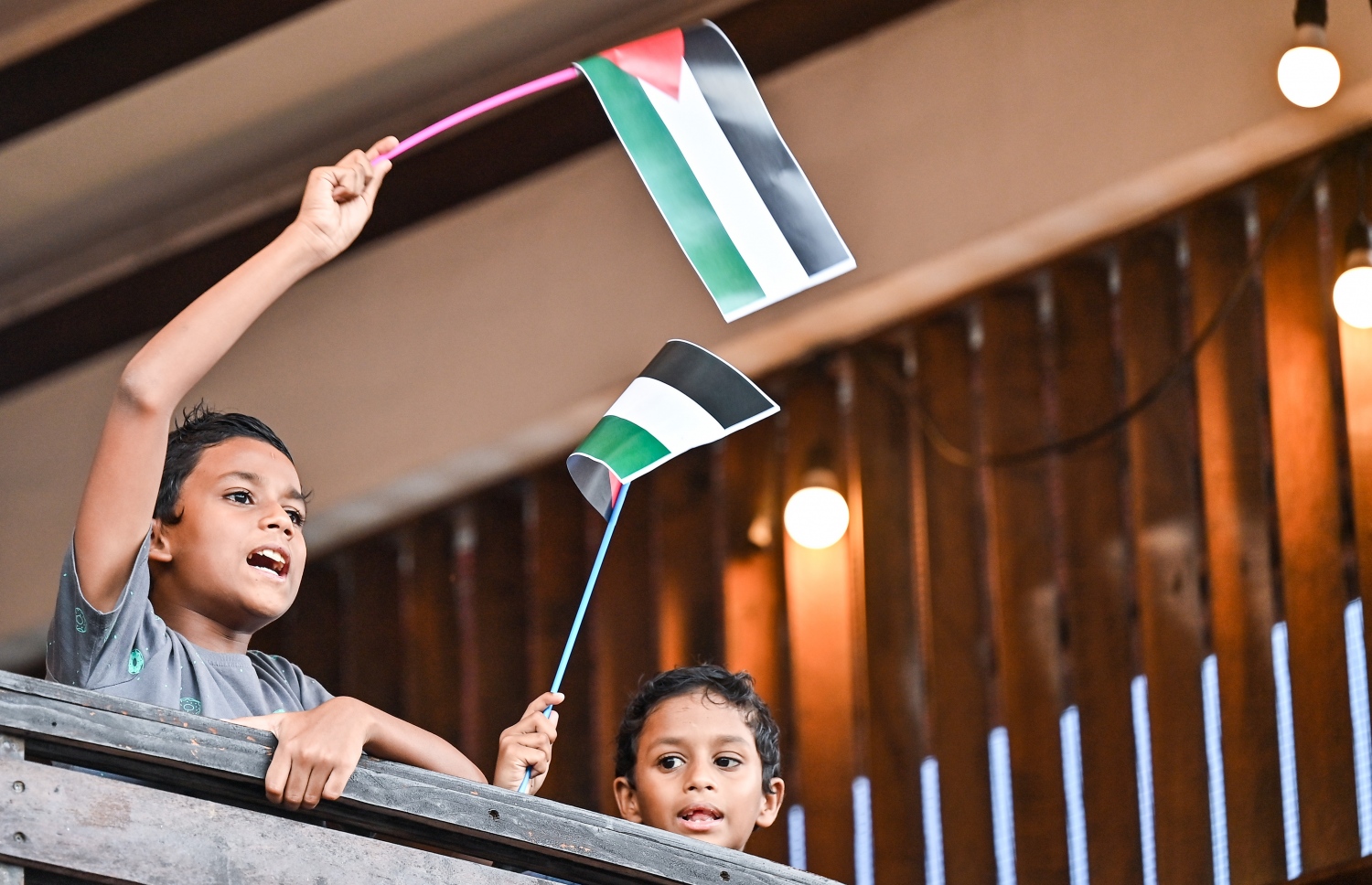 ކެފޭއެއްގެ ތެެރޭގައި ތިބި ކުޑަ ދެ ކުދިން ފަލަސްތީންގެ ދިދަ ވިހުރުވާލަނީ -- ފޮޓޯ: ފަޔާޒު މޫސާ | މިހާރު