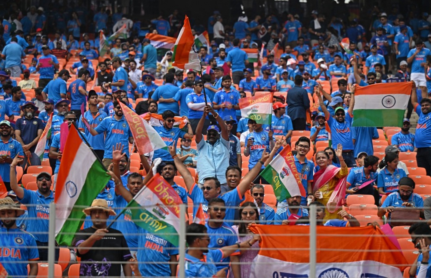 މިއަދުގެ މެޗު ފެށުމުގެ ކުރިން އިންޑީއާގެ ސަޕޯޓަރުން ދަނޑުގައި ޓީމަށް ތަރުހީބު ދެނީ.-- ފޮޓޯ: އޭއެފްޕީ