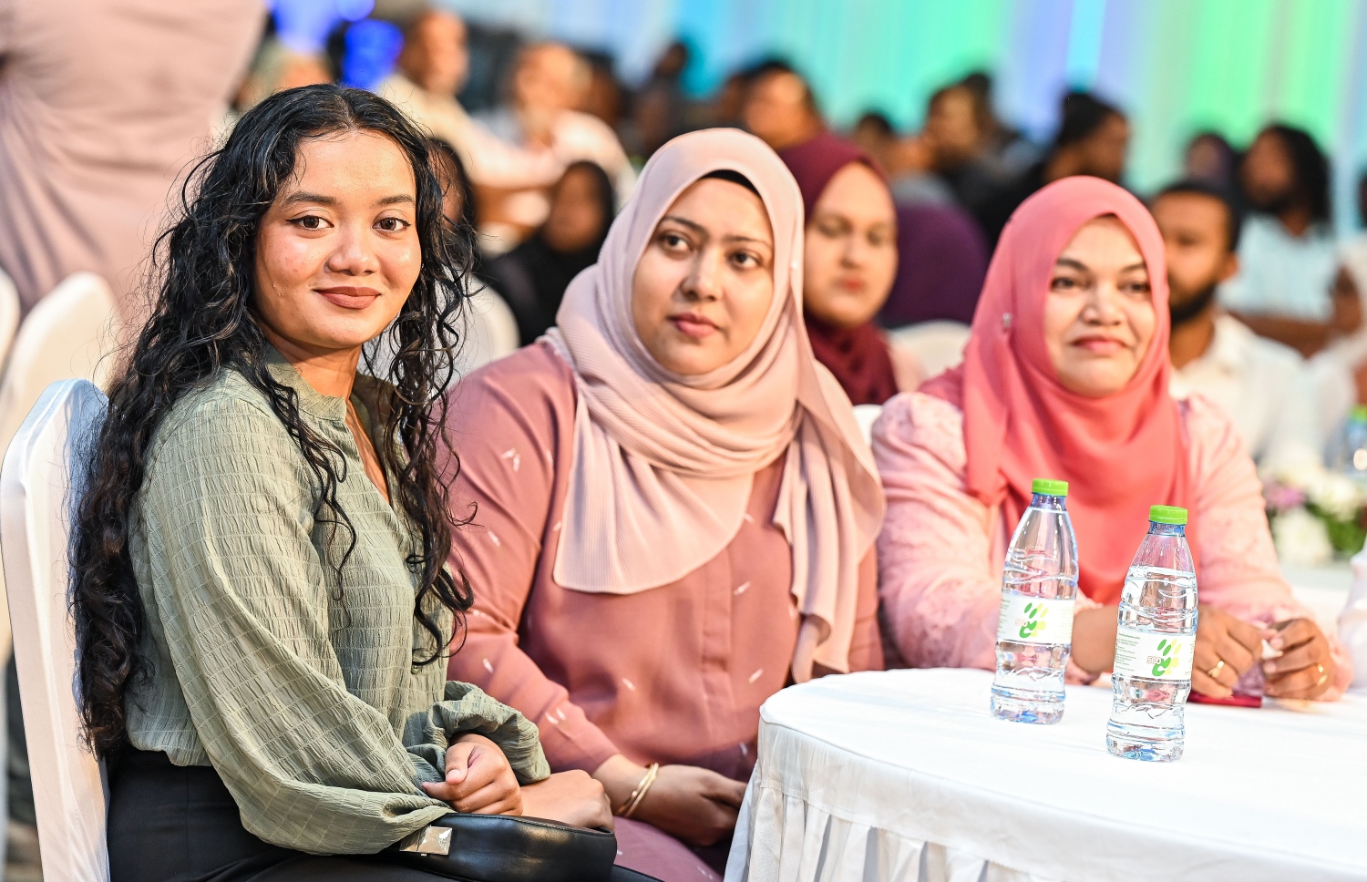 މާލޭގެ މޭޔަރުގެ ހައިސިއްޔަތުން އިންތިހާބީ ރައީސް ޑރ. މުހައްމަދު މުއިއްޒު މާލޭ ސިޓީ ކައުންސިލްގެ މުވައްޒަފުންނާ ބައްދަލުކުރެއްވުމަށް ދަރުބާރުގޭގައި ބޭއްވި ޖަލްސާގައި ބައިވެރިވި ބައެއް މުވައްޒަފުން.--- ފޮޓޯ؛ ފަޔާޒު މޫސާ | މިހާރު